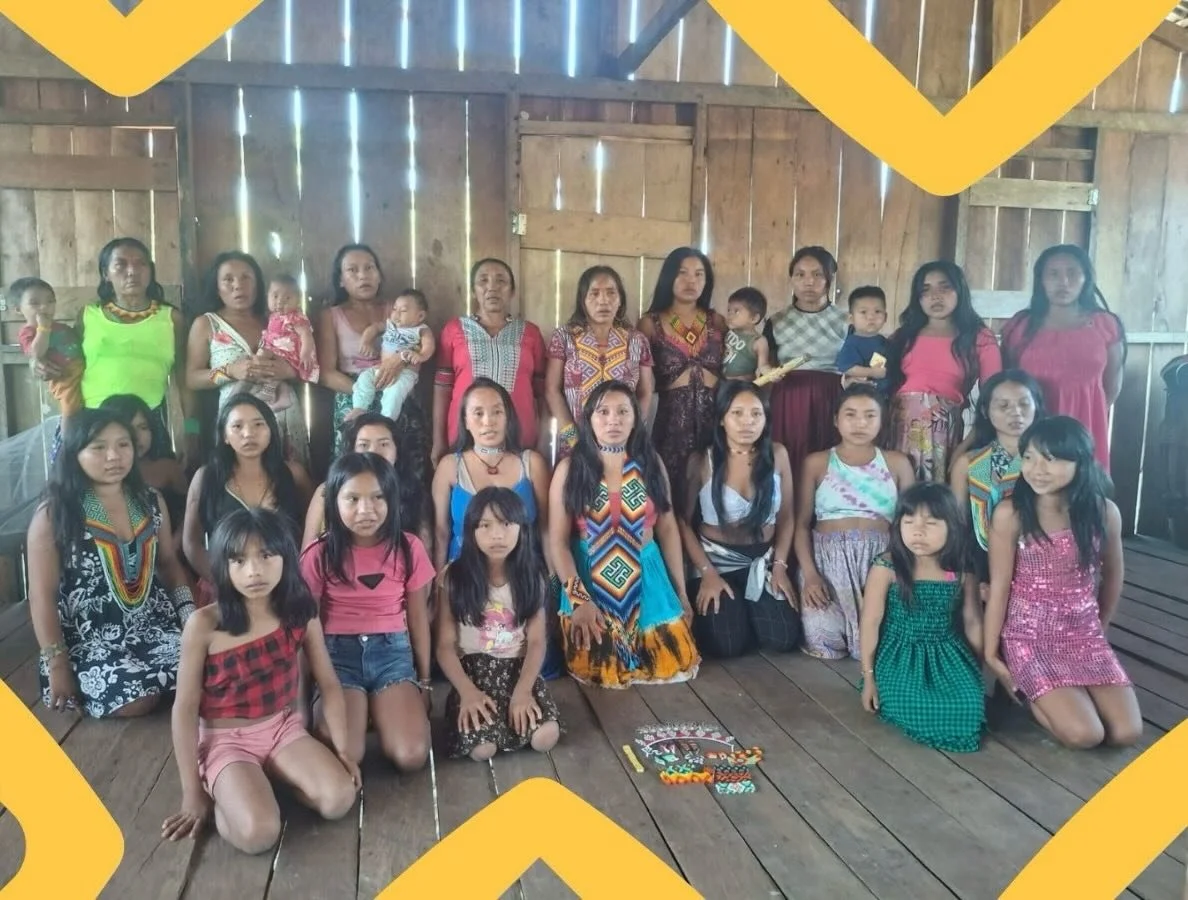 Nossas mulheres guerreiras - m&atilde;es, irm&atilde;s, primas, filhas, sobrinhas, tias av&oacute;s e netas - guardi&atilde;s da floresta e da ci&ecirc;ncia Ind&iacute;gena, artes&atilde;s e s&aacute;bias curandeiras 🏹

Foto da reuni&atilde;o de tra