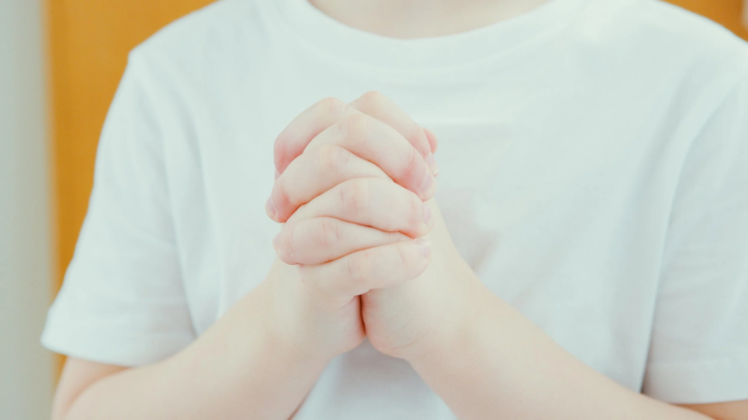 Child praying using worship music to regulate emotions