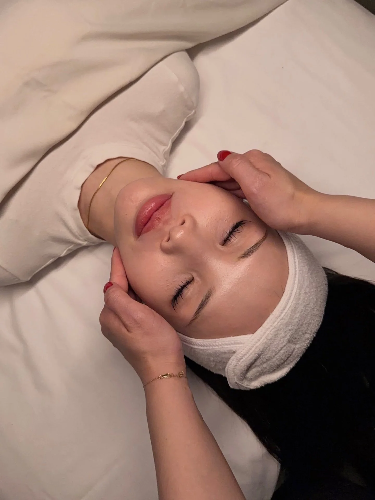 This year, more people are embracing wellness and holistic approaches as a pathway to healthy skin 🤍