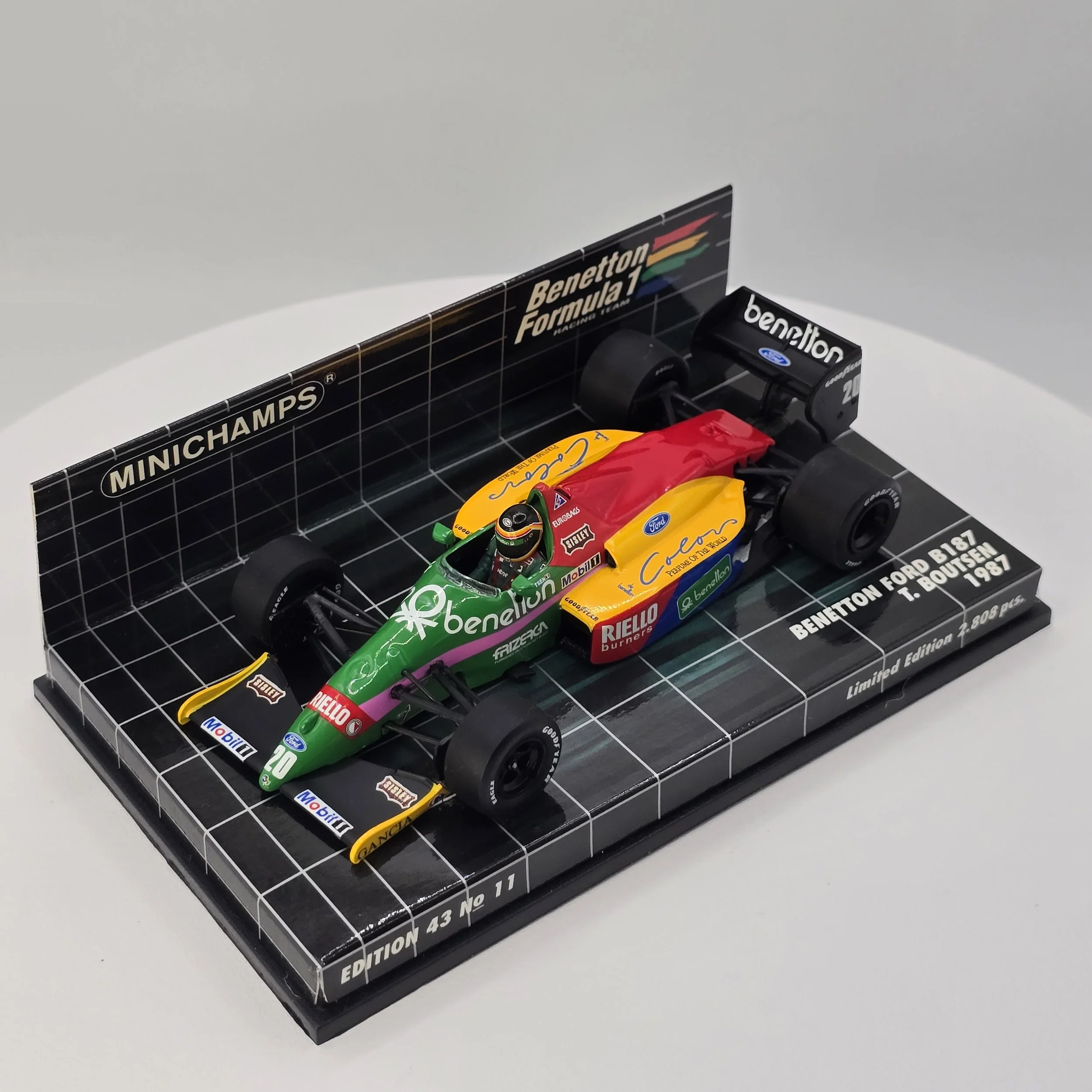 Boutsen Benetton B187 2.jpg