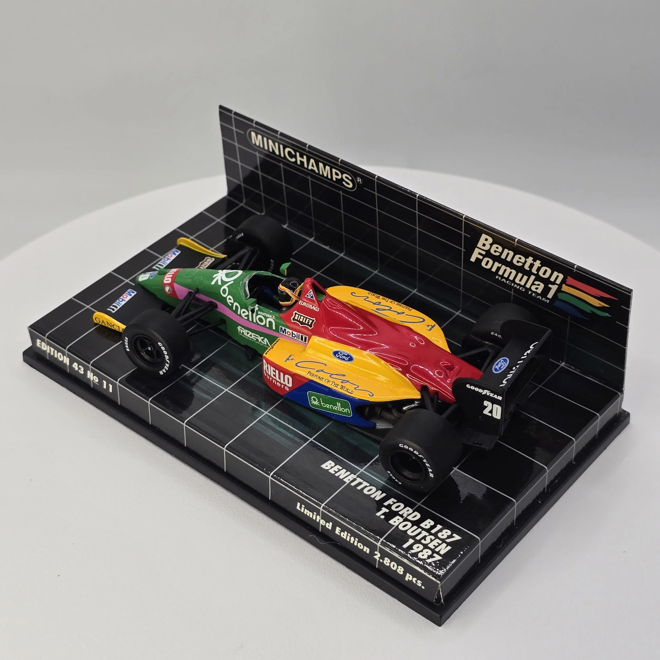 Boutsen Benetton B187 3.jpg