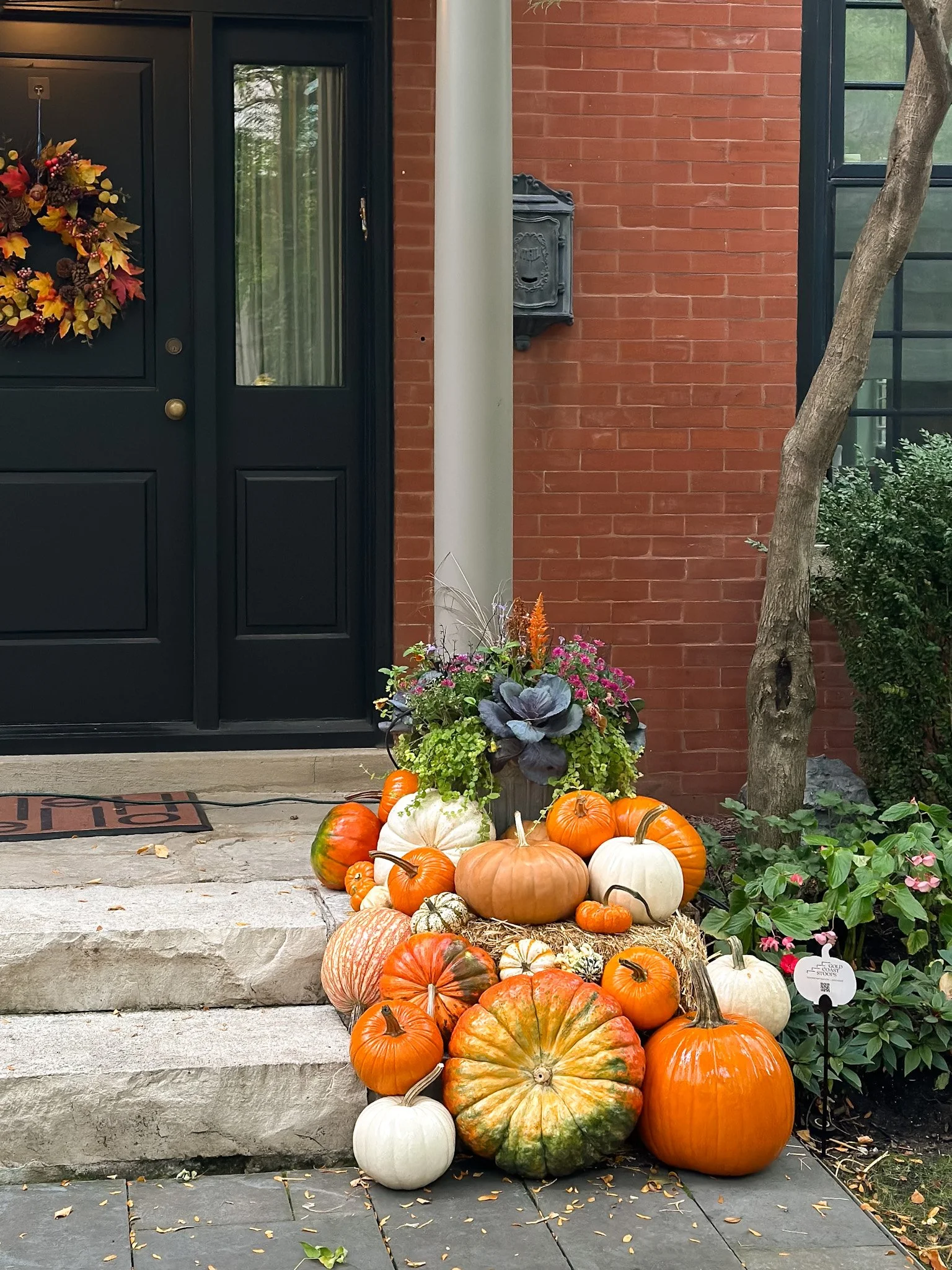 straw bale pumpkin display.jpg