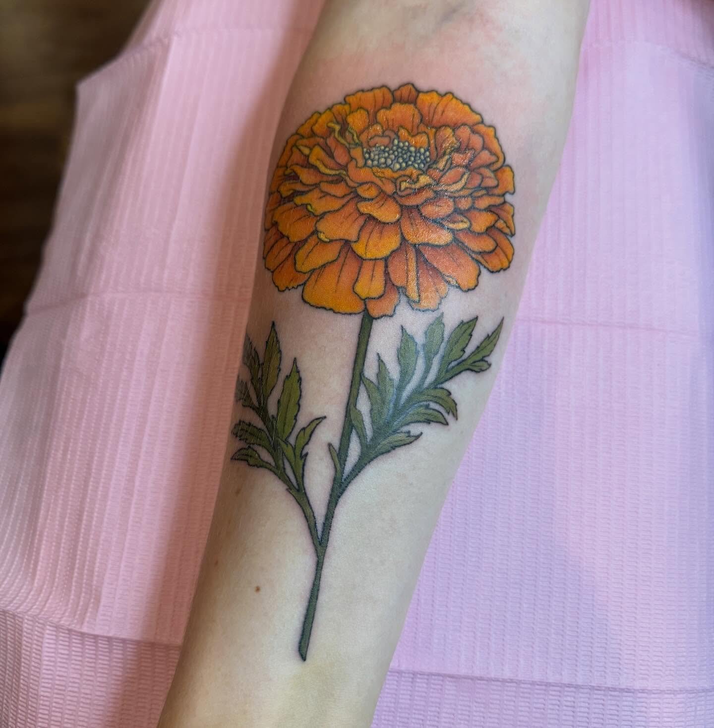 A fresh marigold by @emilyapolis for a little forever sunshine🌼  marigolds: yes or yes?