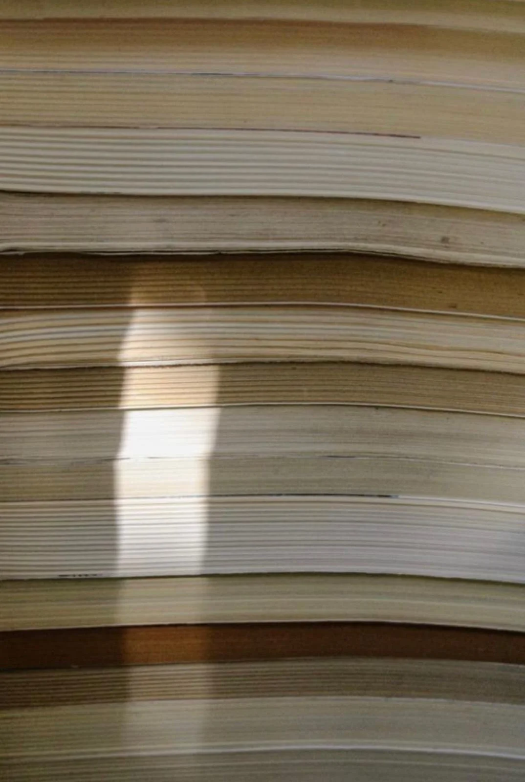 Nahaufnahme von mehreren gestapelten Buchseiten.