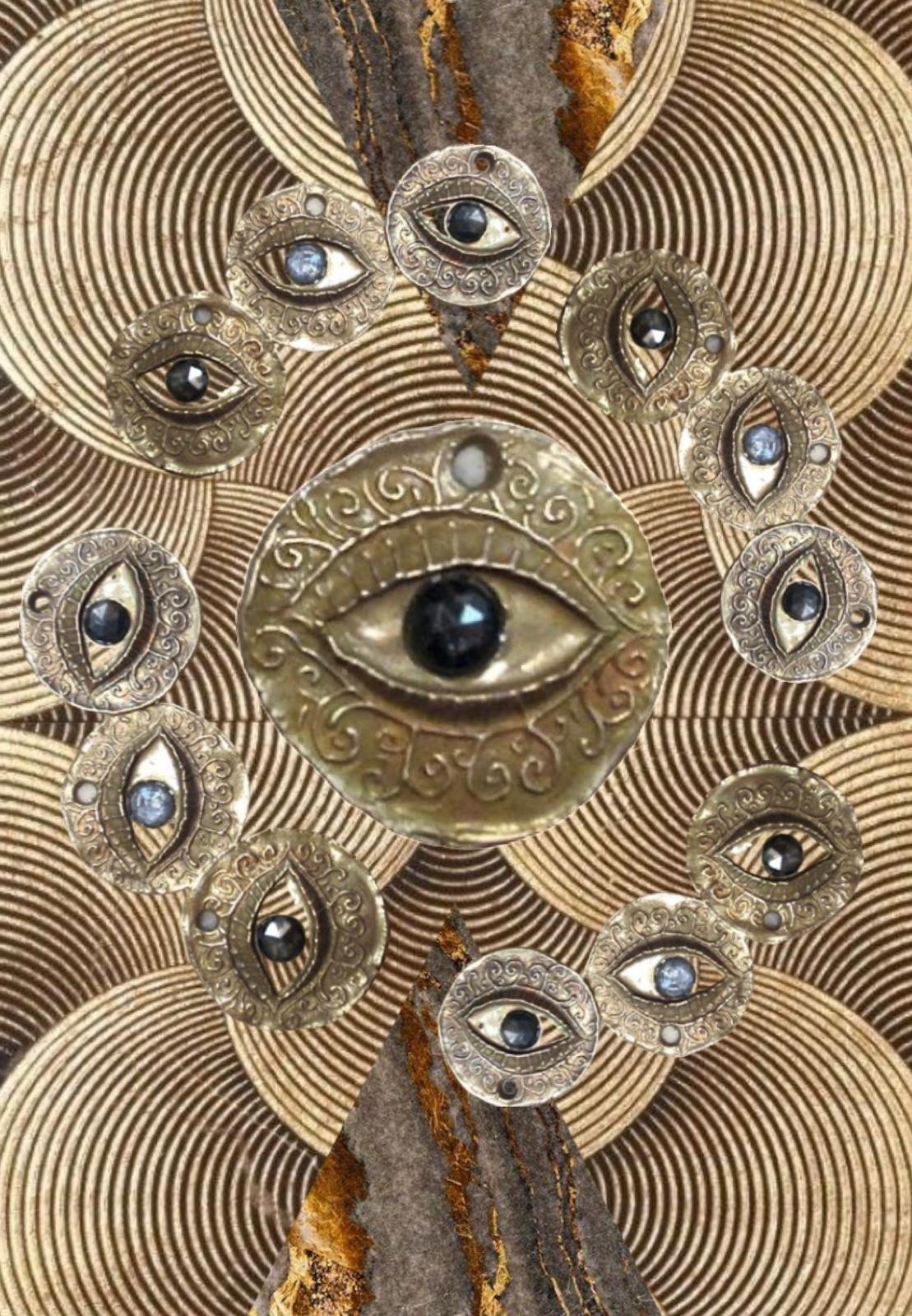 Kunstwerk mit mehreren goldenen Augenanhängern mit schwarzen Steinen, vor einer spiralförmigen und steinähnlichen Hintergrundgestaltung.