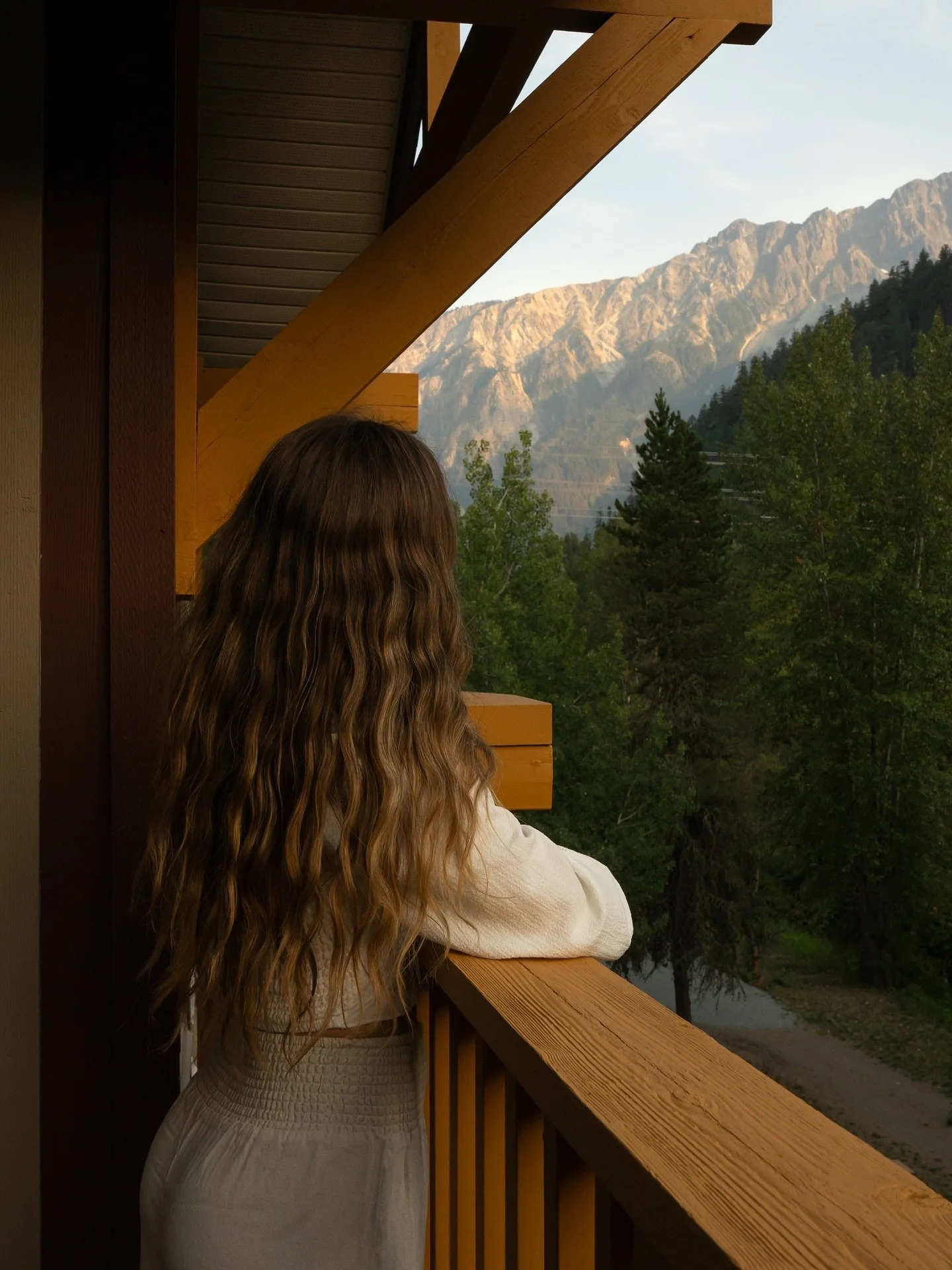 Experience the best of the Sea to Sky while staying at @pembvalleylodge, where you can enjoy watching the sunrise over Mt Currie in the Summer or checking the alpine snow conditions from the comfort of your balcony.

📷 @wandering_withdirtyfeet