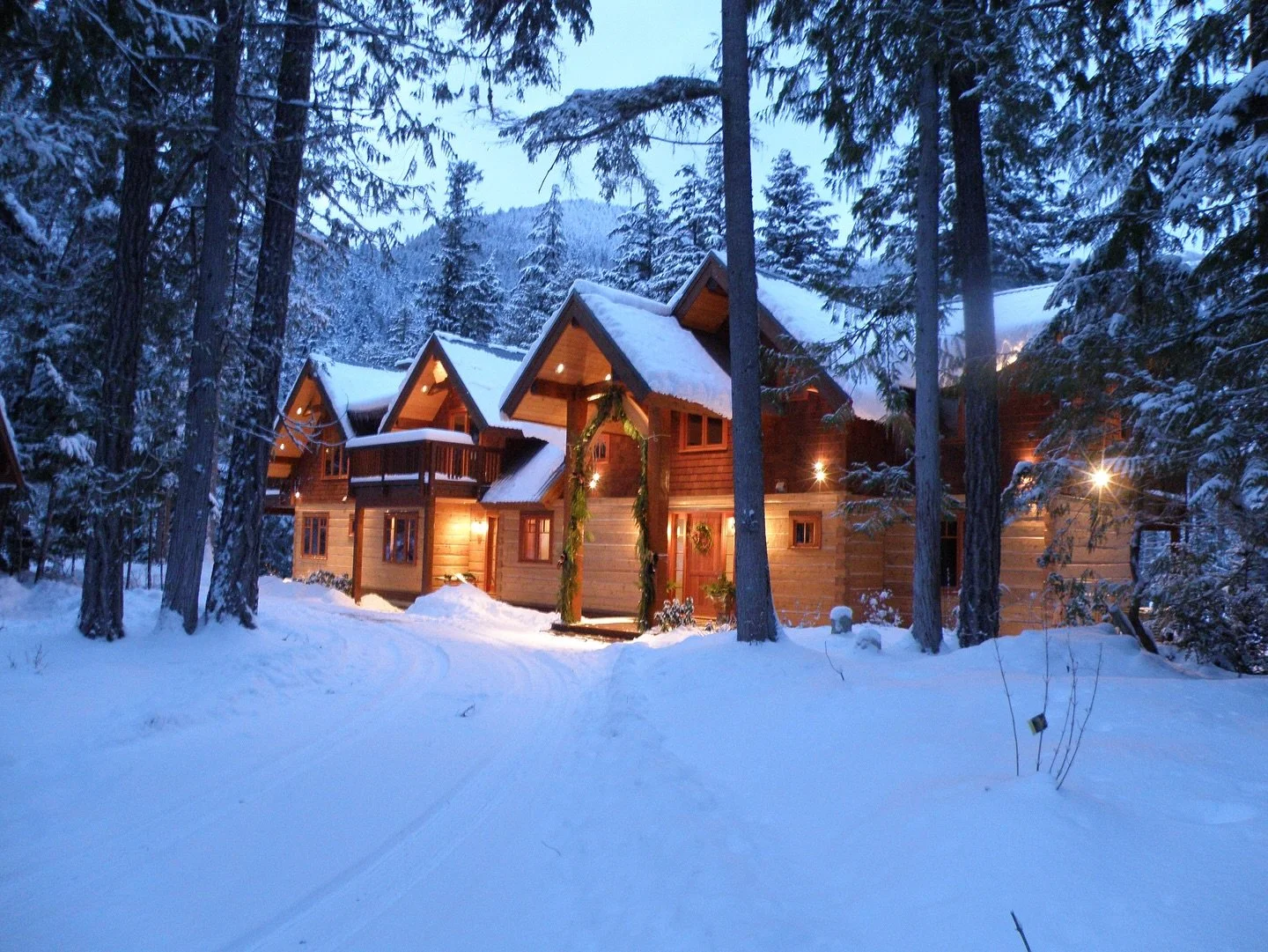 The winter family retreat of your dreams.

Sleeping up to 14 people in the Western Red Cedar log lodge, Drumkeeran House is a beautiful lakefront property perfect for family gatherings and intimate weddings. Imagine your secluded getaway tucked in th