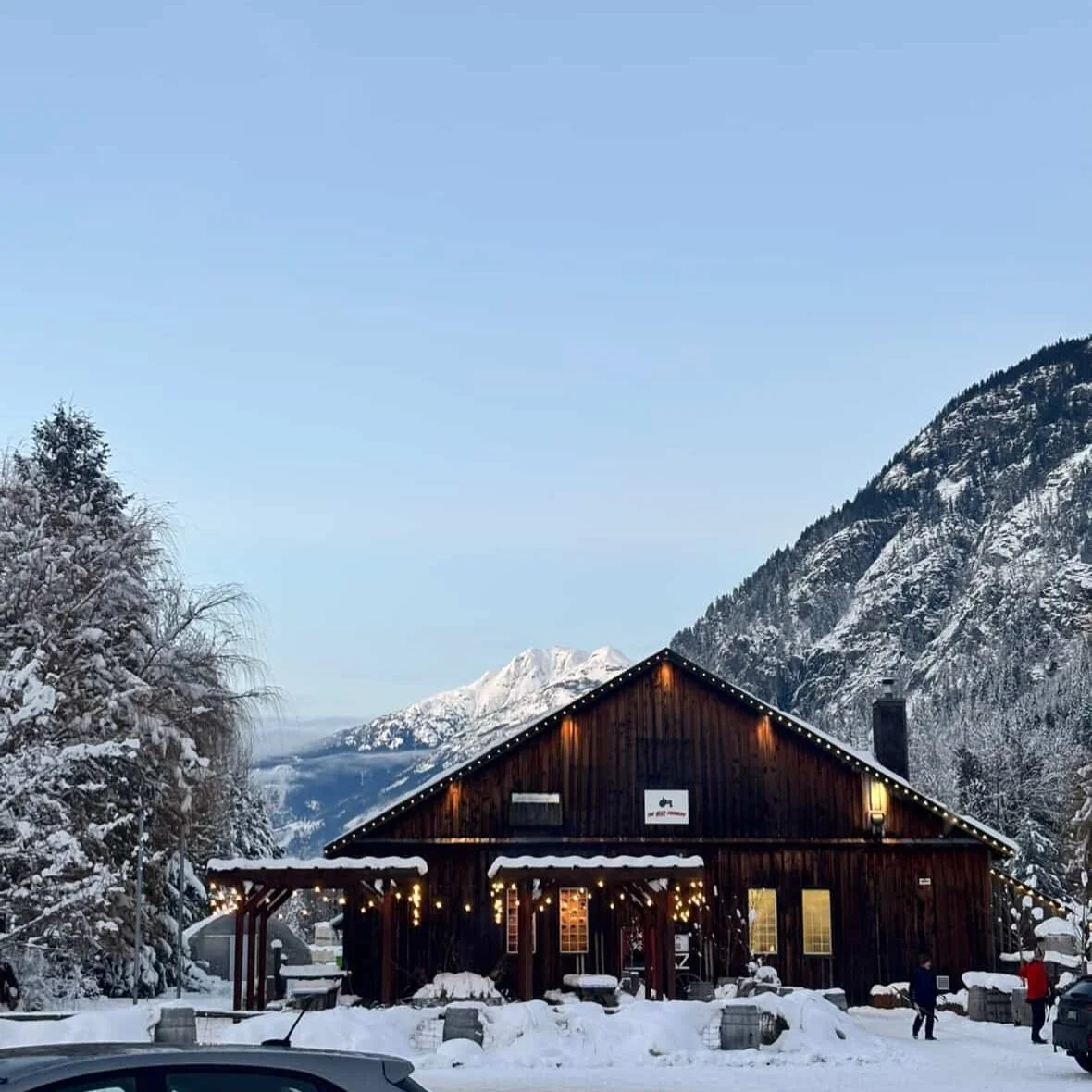 The last evening of 2025 🎉 We wish you all a wonderful New Years Eve celebration. May 2026 bring you many amazing memories and adventures in our little town.

📷 @lauren.wigan
📍 @thebeerfarmers