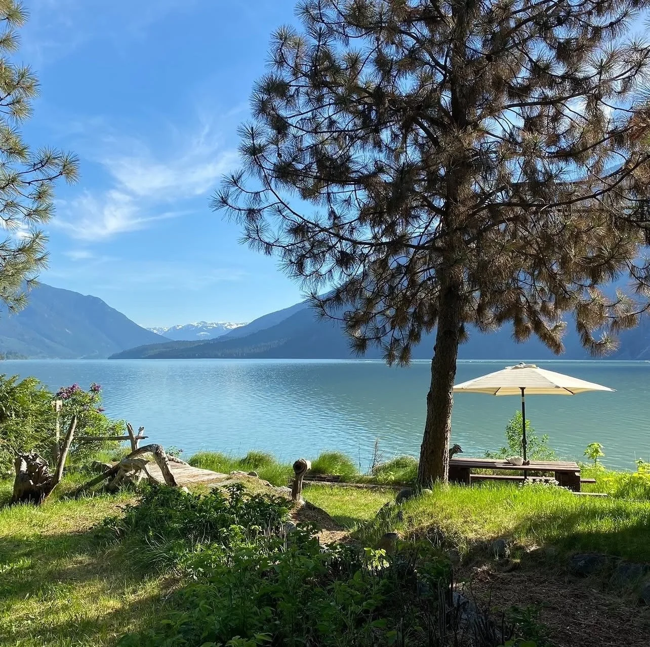 This past weekend had us thinking it was already Summer! We&rsquo;re so ready for more days at the lake - out on the water, s&rsquo;mores around the campfire, catching the sunset. If you need a place to take it all in, check out @lillooetlakelodge. 
