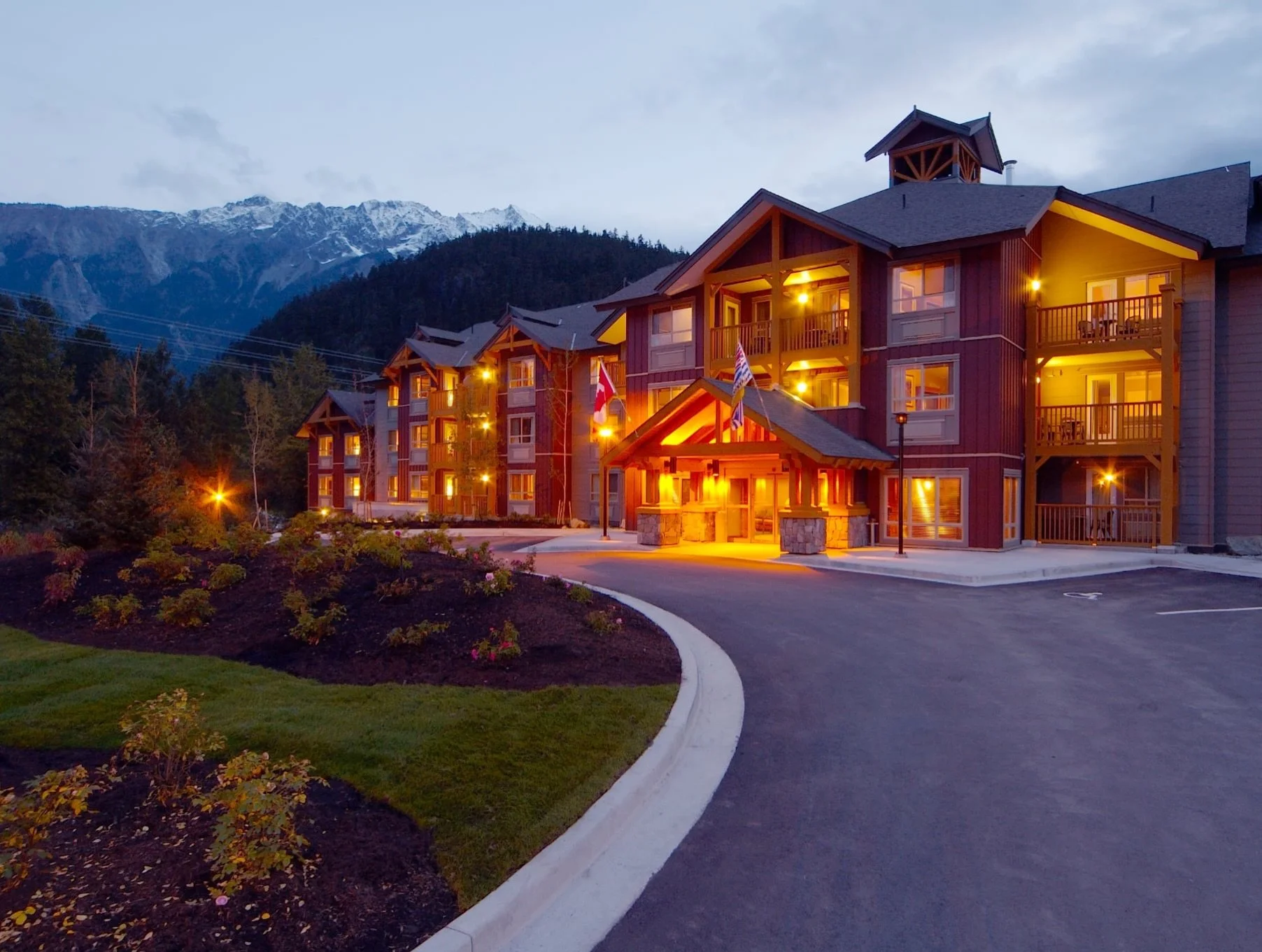 Looking for a romantic getaway this Fall? Head up to Pemberton to enjoy harvest season, beautiful scenery, and a cozy stay at @pembvalleylodge 🍁❤️

Add some sparkle to your stay with their Romance Package:
&bull; Relaxed Check Out at 1pm
&bull; Spli