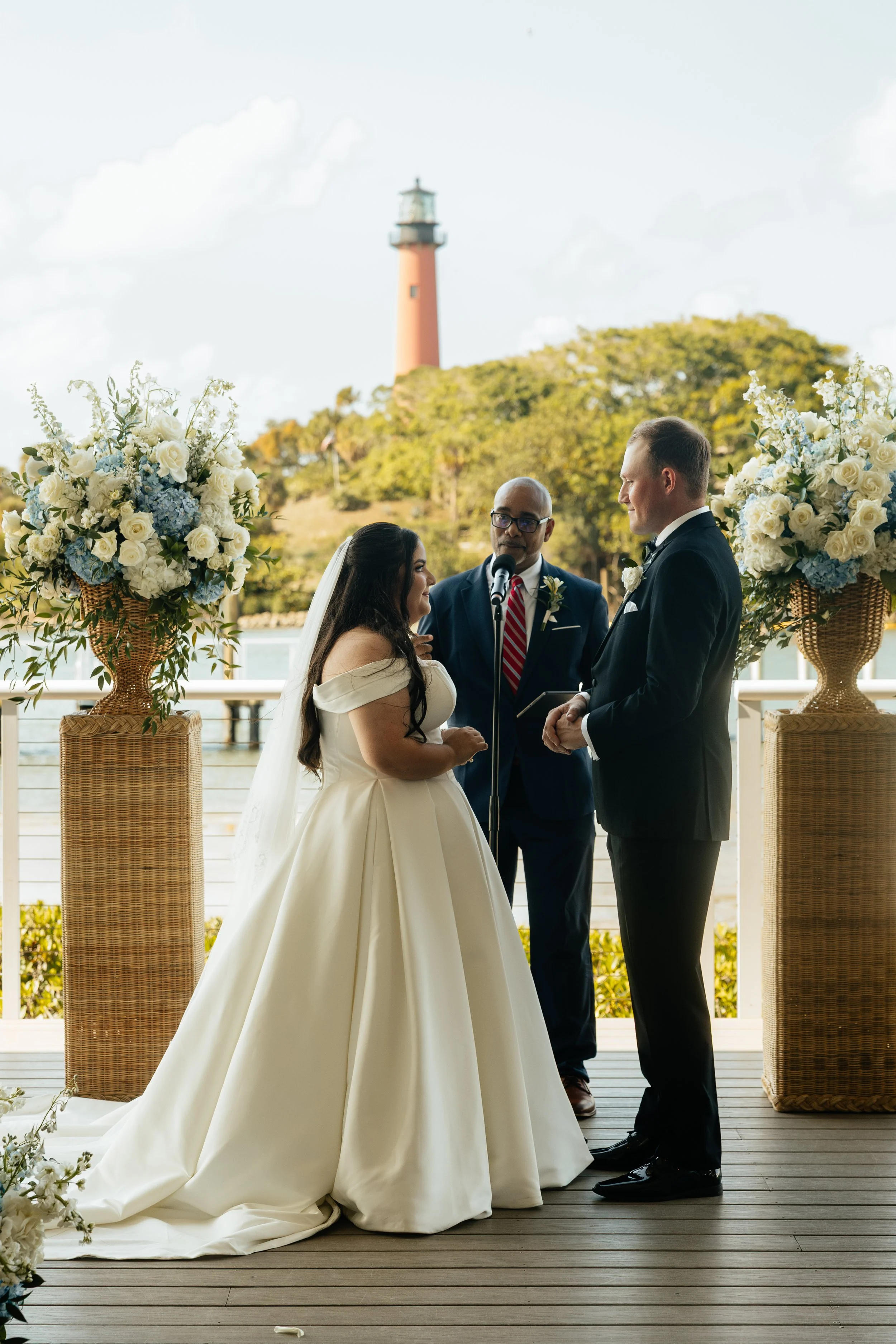 LindsayMcDowPhoto_PelicanClubWedding_Bistlines_Ceremony-150.jpg