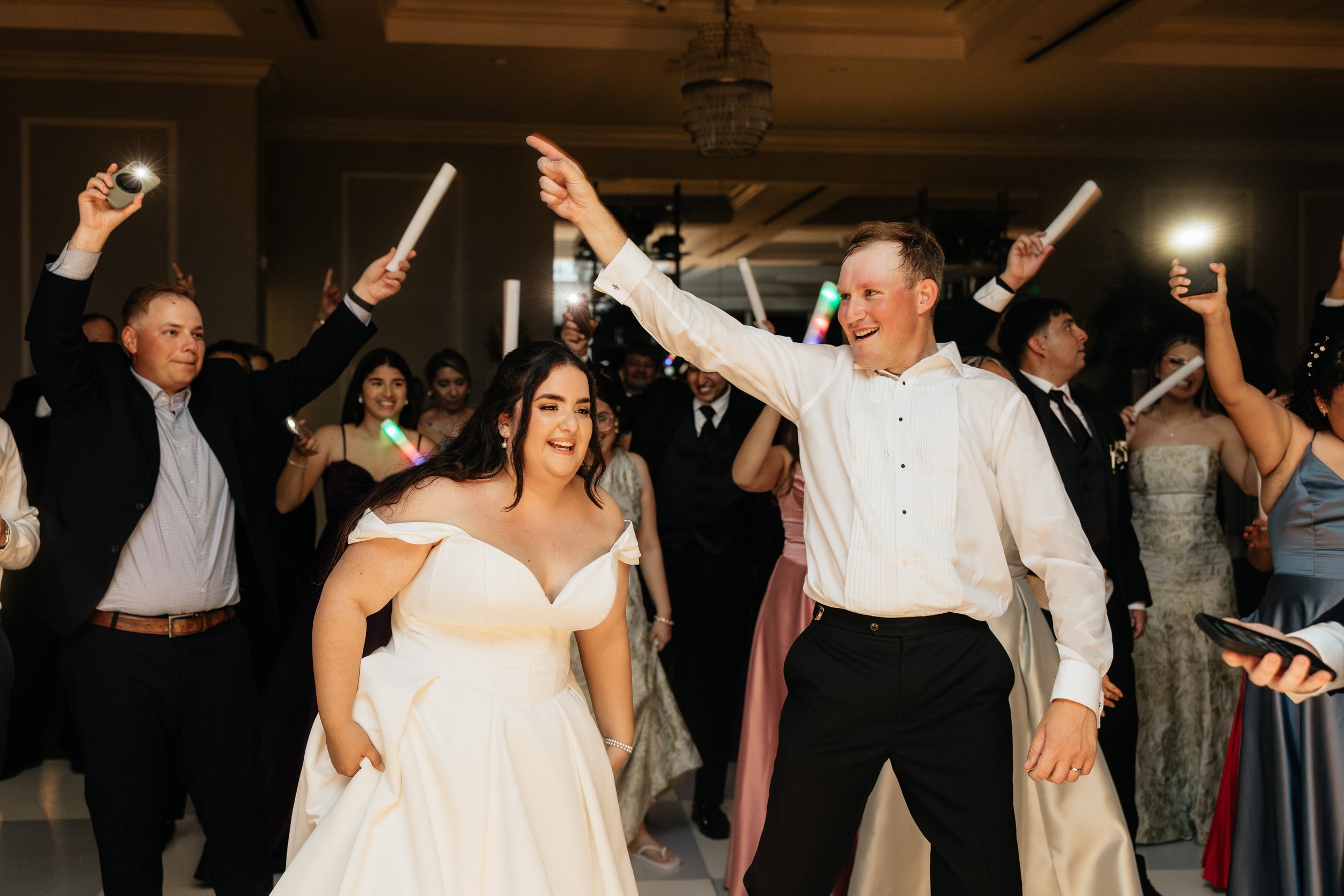 LindsayMcDowPhoto_PelicanClubWedding_Bistlines_Party-110.jpg