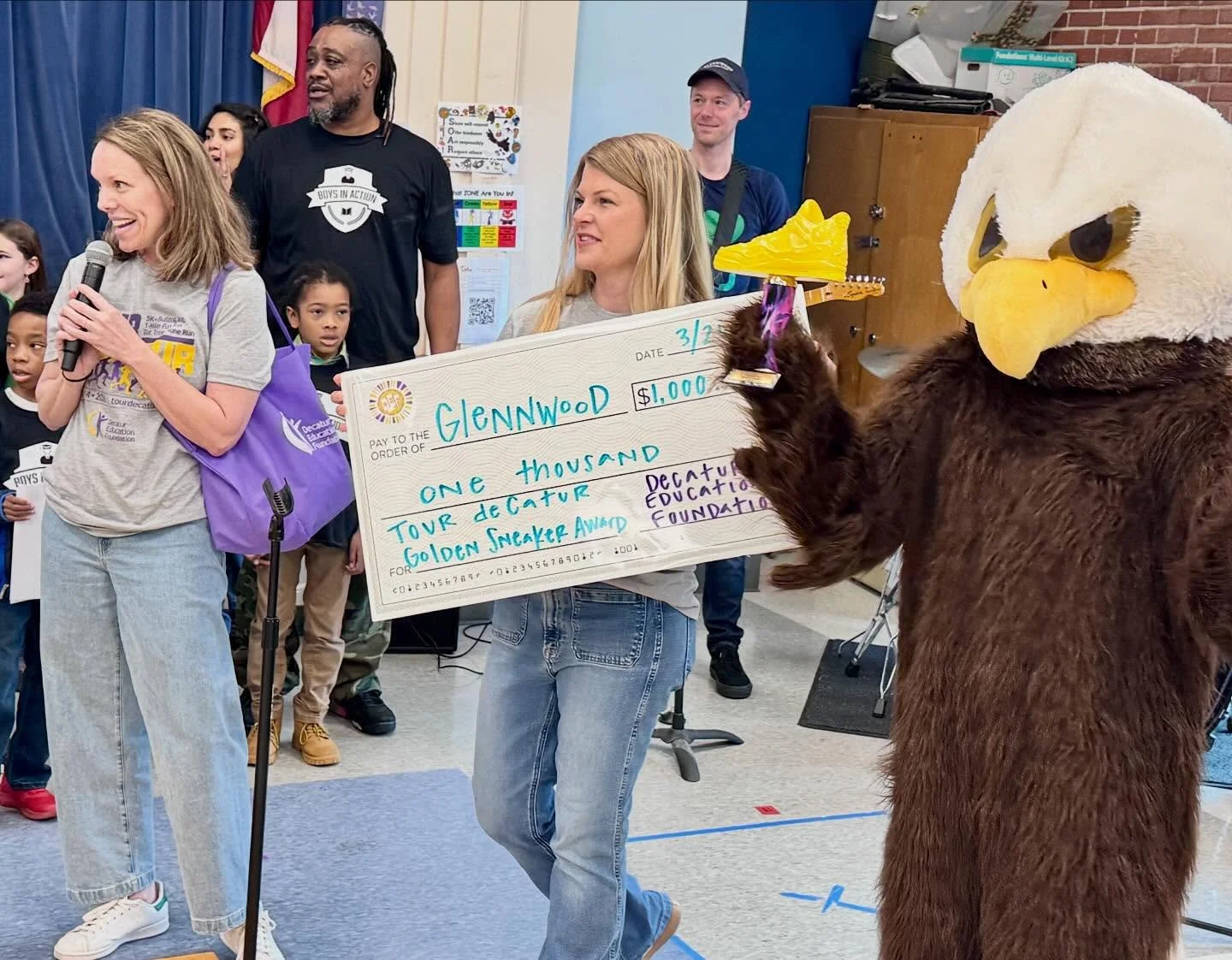 We were SO excited to attend Glennwood Elementary School&rsquo;s Community Circle this morning to present them with DEF&rsquo;s first annual Golden Sneaker award!!! 🏆👟

Our Glennwood Eagles SHOWED UP for the Tour ... with Winnona Park and Westchest