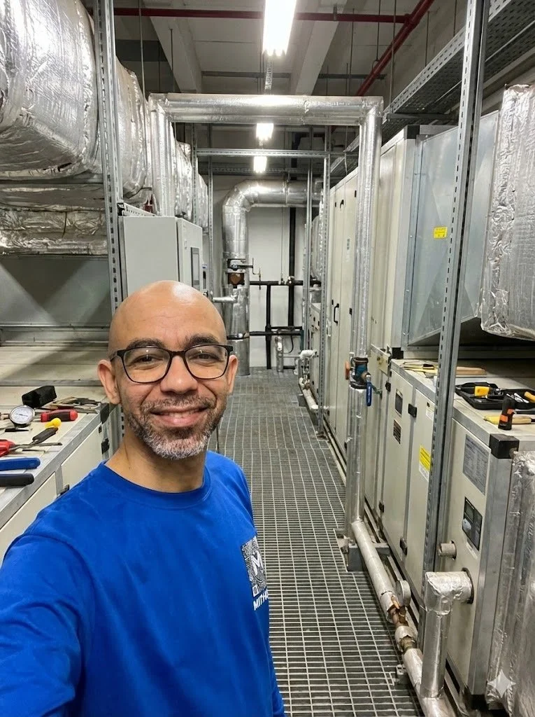 Especialista técnico da Mithech em manutenção de sistemas de climatização e AVAC em ambiente industrial