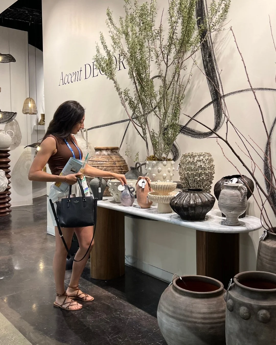 Vase obsession? Guilty. Their size, shape, and color make styling endlessly fun&mdash;and they&rsquo;re the little detail that elevates your home from simple to stunning. 

#interiordesign #designplanning #homedesign #designerguidance #homeinteriors 