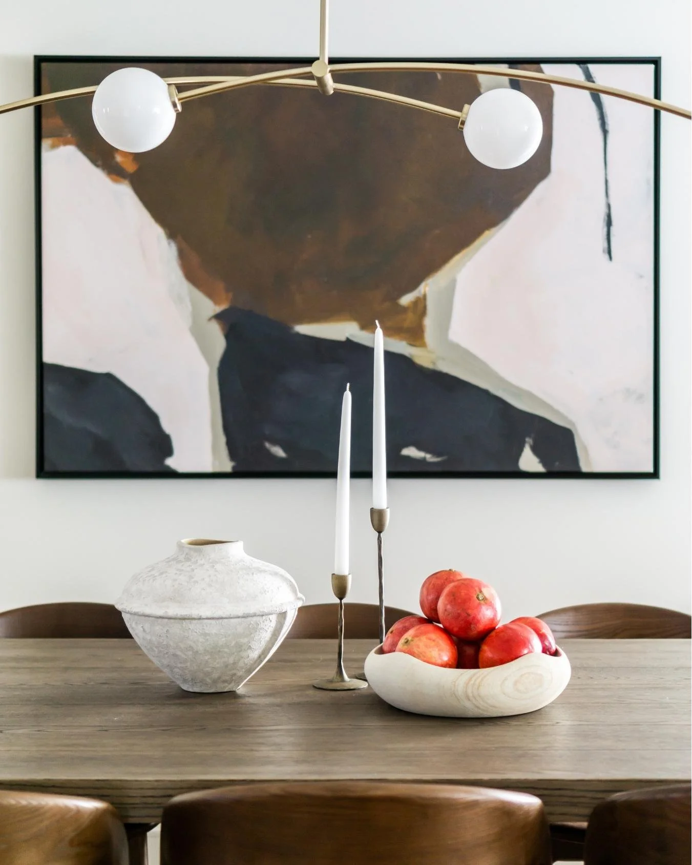 Dining details that make your home feel special! 

#diningroomupdate #interiordesigndiningrooms #designeddiningroom #wallart #diningtabledecor #diningroomdesign #fourhands #leftbankart #homeremodel #interiordesignphotography #velenedesignhouse #velen