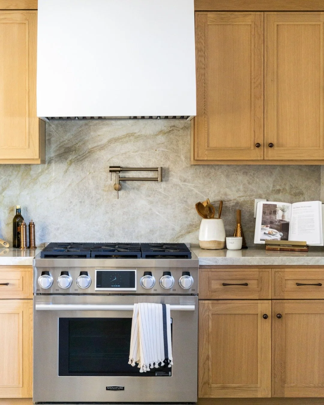 Timeless and clean, this kitchen embraces a modern, streamlined design with calming lines and a serene, effortless aesthetic.

#kitchenremodel #interiordesignkitchen #kitchensofinstagram #beautifulkitchen #kitchenreno #kitchenrefresh#interiordesign #