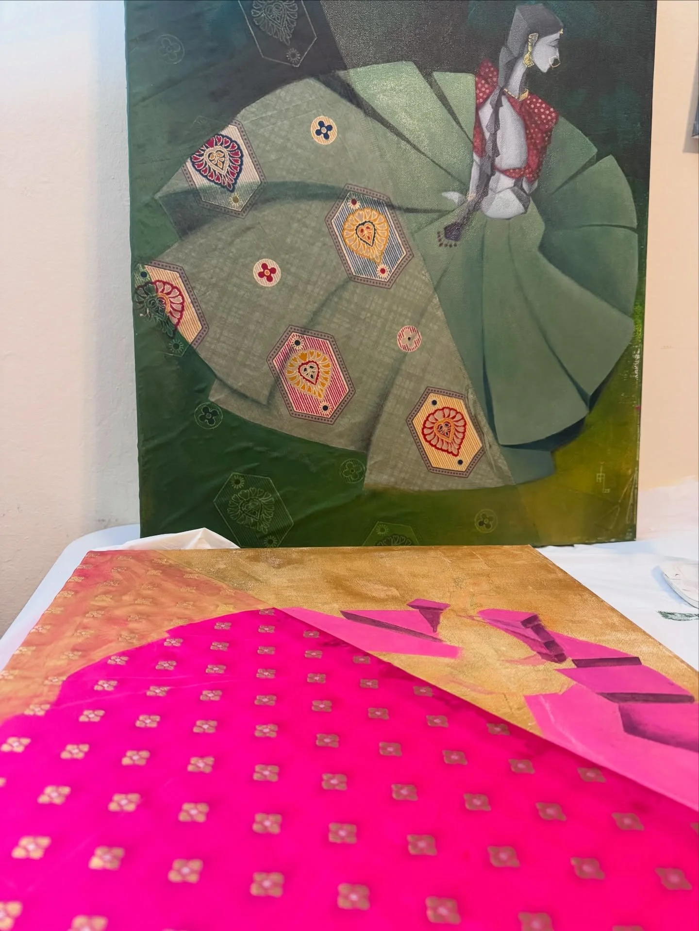 Solitude and paint!
My way of praying for all my loved ones in Dubai!

#riaksharma #rescuedfabricart #cubism #southasianartist #superfineartfair