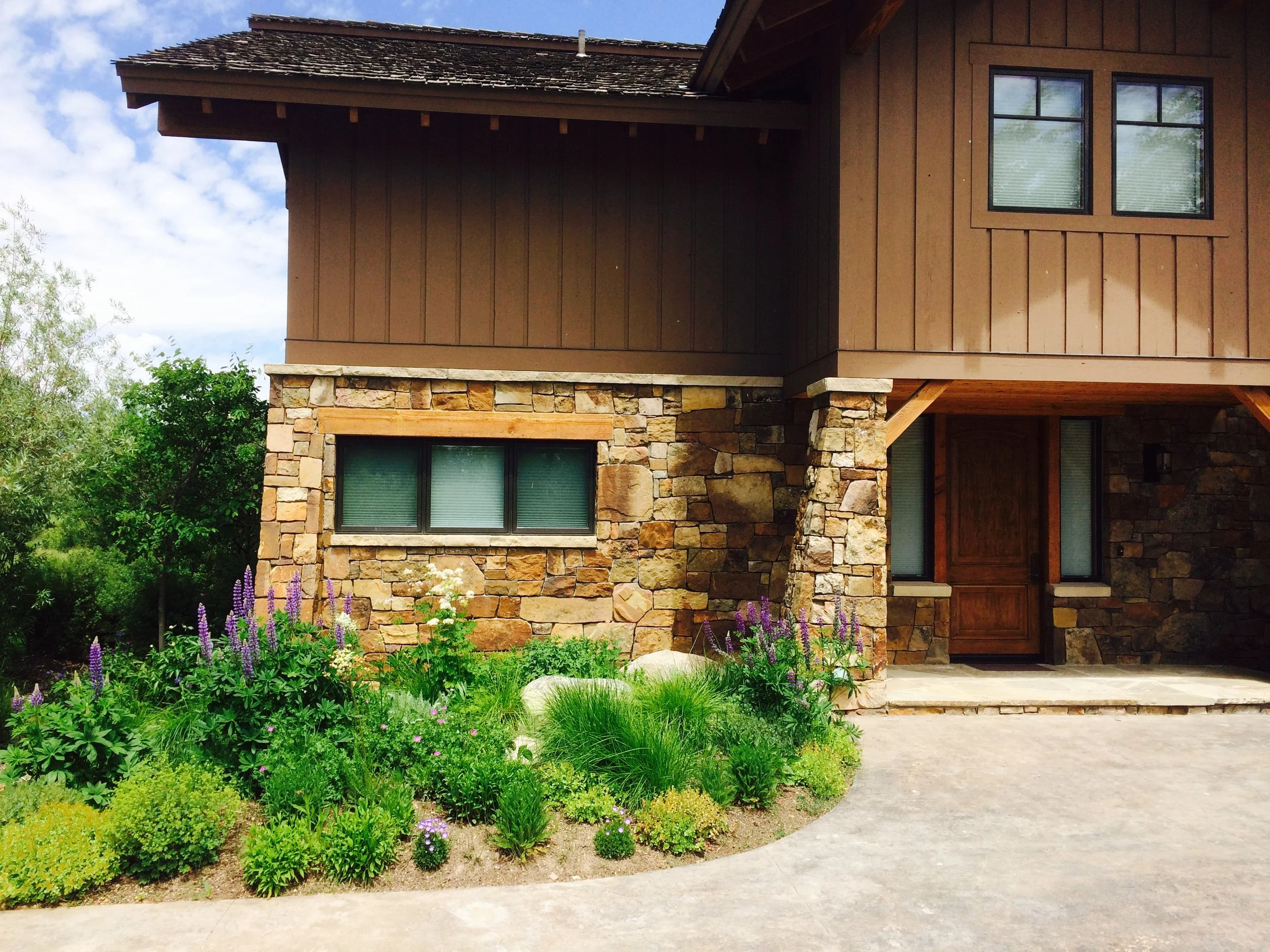 Oranssi carpenter using bench saw