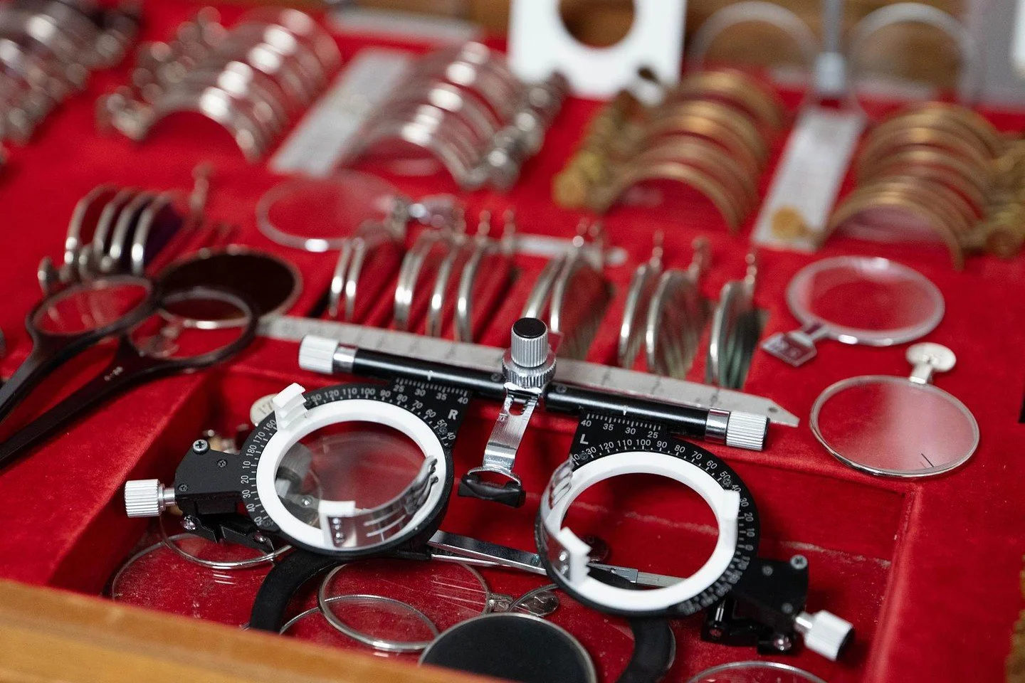 Chez Optique Courpotin, nous sommes fiers de vous offrir des solutions sur-mesure pour tous vos besoins en optique 😀

Notre expertise en verres correcteurs et lentilles nous permet de vous accompagner dans chaque &eacute;tape, du conseil &agrave; la