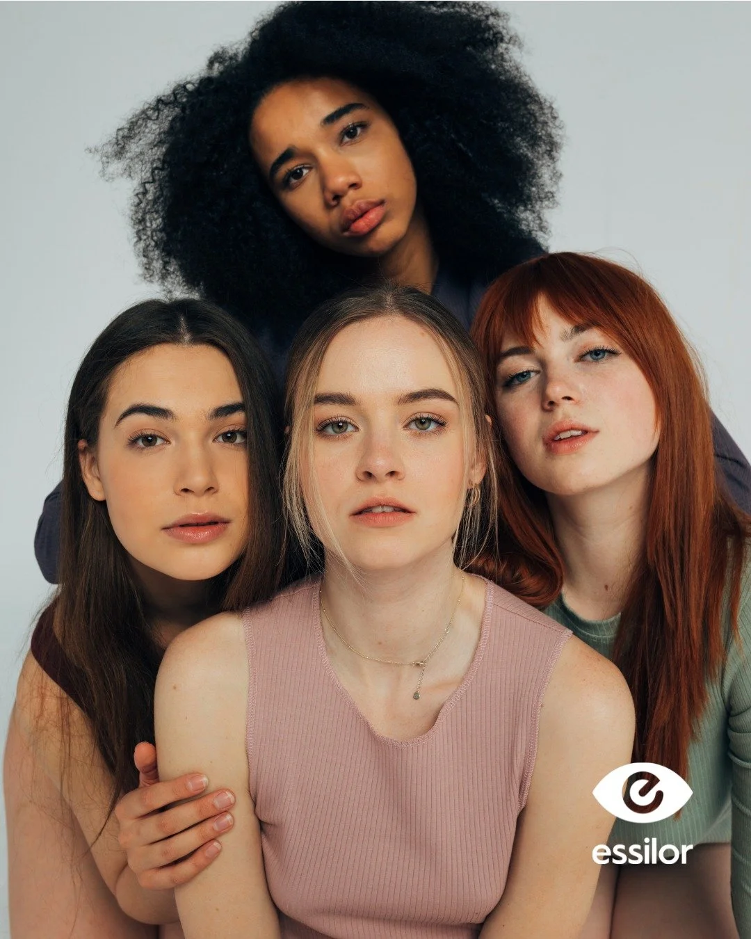 Saviez-vous que la couleur de vos cheveux peut influencer le choix de vos lunettes ? 🎨

Pour cr&eacute;er une harmonie visuelle, il est essentiel de choisir des montures qui compl&egrave;tent votre teinte capillaire.

Pour les cheveux blonds aux nua