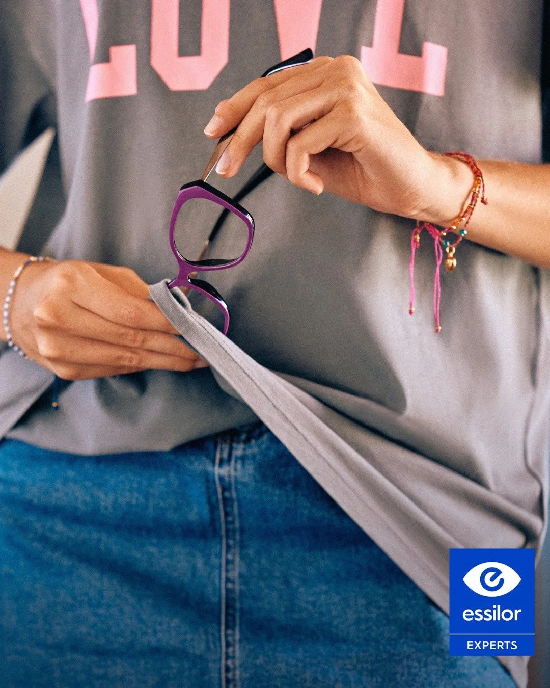 Saviez-vous que nettoyer vos lunettes avec des mouchoirs en papier ou votre tee-shirt peut  endommager vos verres ? 

Nous vous recommandons de suivre ces conseils pour en prendre soin au mieux : 
- Lavez-les &agrave; l'eau ti&egrave;de avec du savon