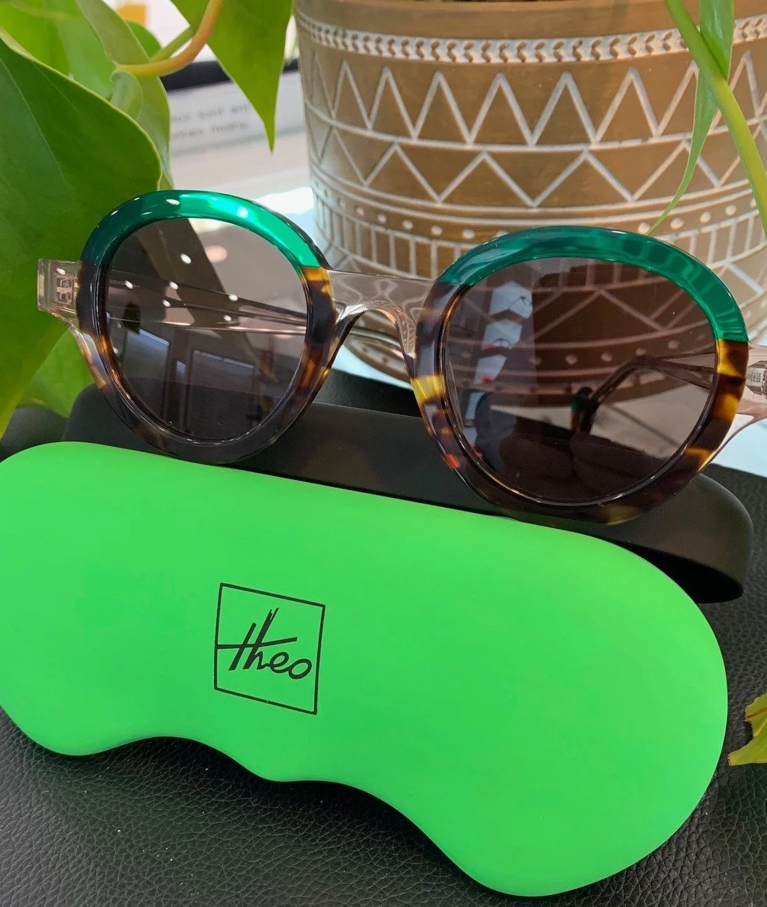 THEO Solaires. Cr&eacute;ateurs. Inoubliables. THEO

Ces lunettes de soleil ne se contentent pas de prot&eacute;ger votre regard &mdash; elles signent votre style.🤗

Des lignes affirm&eacute;es, des d&eacute;tails raffin&eacute;s, et ce petit twist 