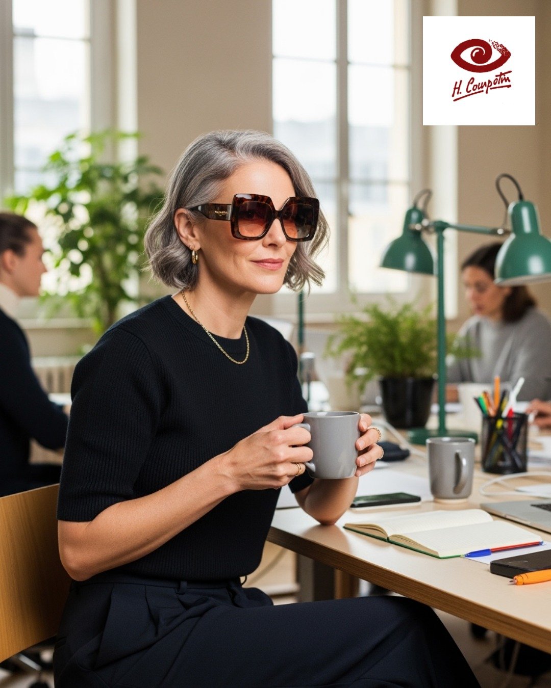 Les lunettes XXL structurent la silhouette

Apr&egrave;s plusieurs saisons de montures minimalistes, le maximalisme s&rsquo;impose. Les lunettes XXL ne se contentent plus d&rsquo;accompagner une tenue : elles couvrent une grande partie du visage et d