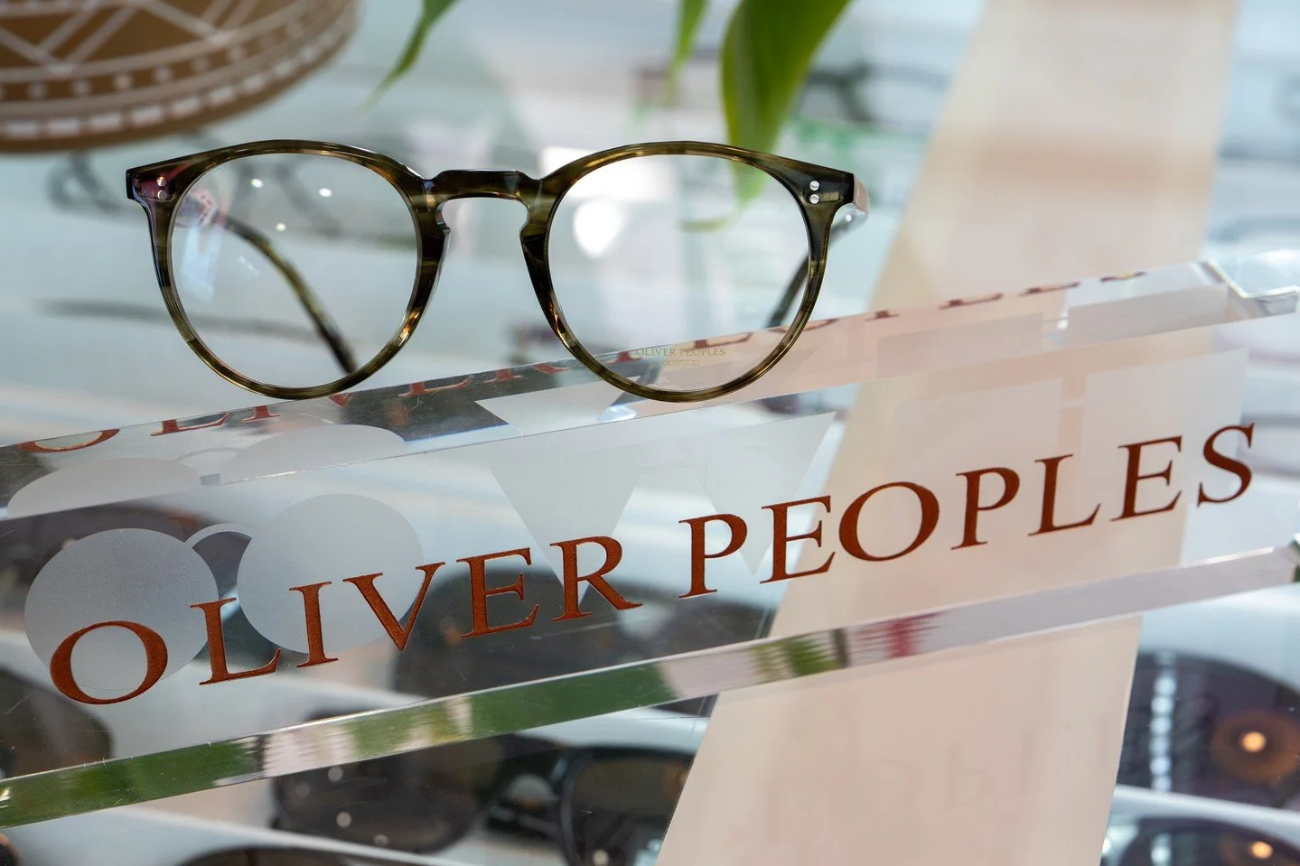 🕶️ L&rsquo;&eacute;l&eacute;gance silencieuse sign&eacute;e Oliver Peoples

Minimalisme, h&eacute;ritage vintage et sophistication&hellip; Oliver Peoples incarne le &ldquo;quiet luxury&rdquo; &agrave; la perfection.🤩

N&eacute;e &agrave; Los Angele