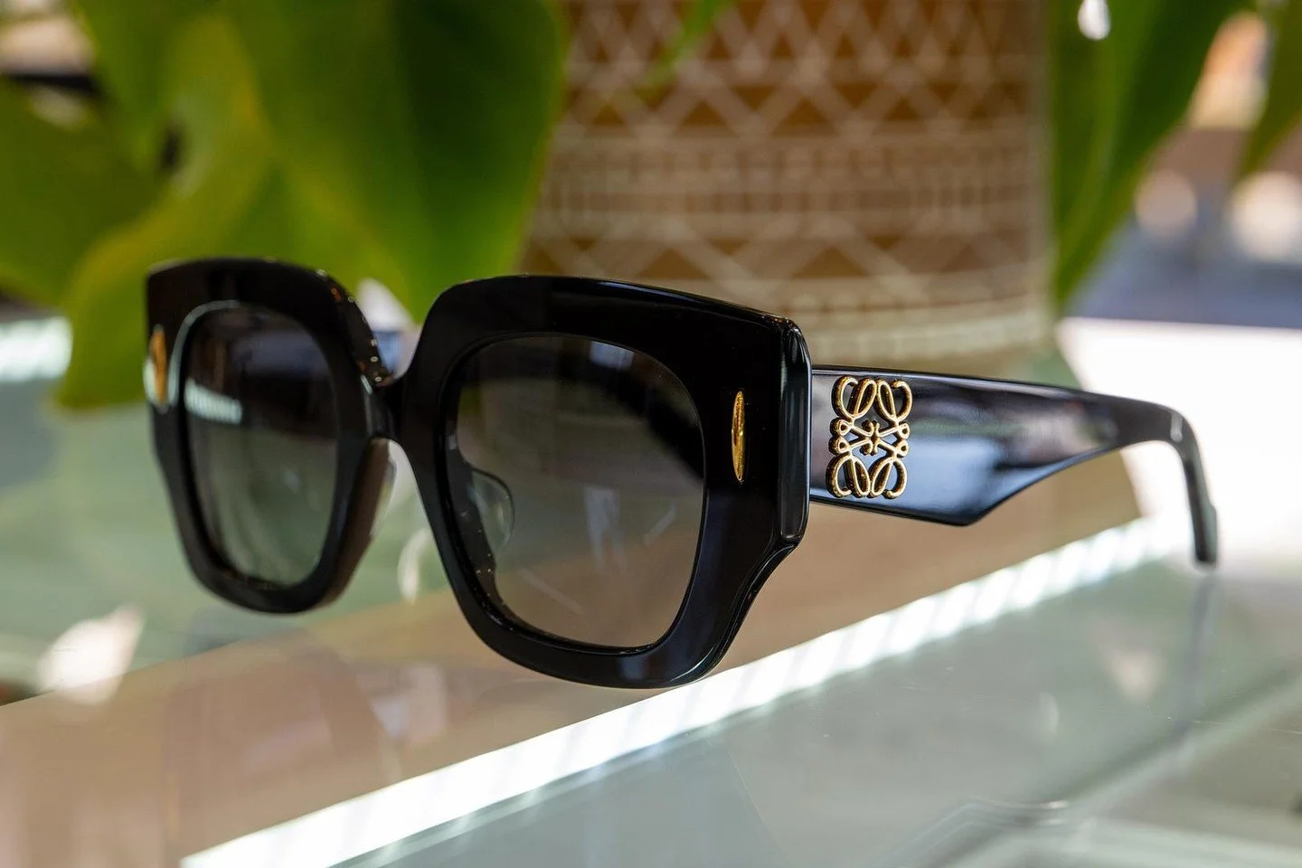 Cette cr&eacute;ation prestigieuse sign&eacute;e Loewe se distingue par ses lignes sculpturales et son c&eacute;l&egrave;bre logo grav&eacute; sur les branches. 

Elle affirme votre personnalit&eacute; tout en vous garantissant une protection solaire