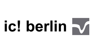 Une figure de yoga en position de lotus sur un tapis, avec une ambiance calme et lumineuse