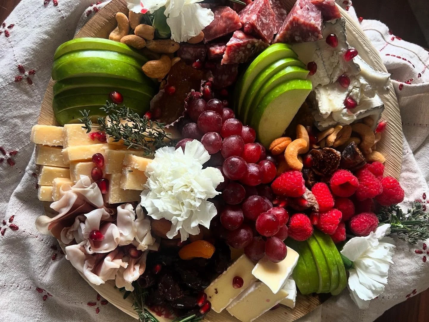 Every board is better with a little @cypressgrovers Humboldt Fog ❤️

Joie de cheese