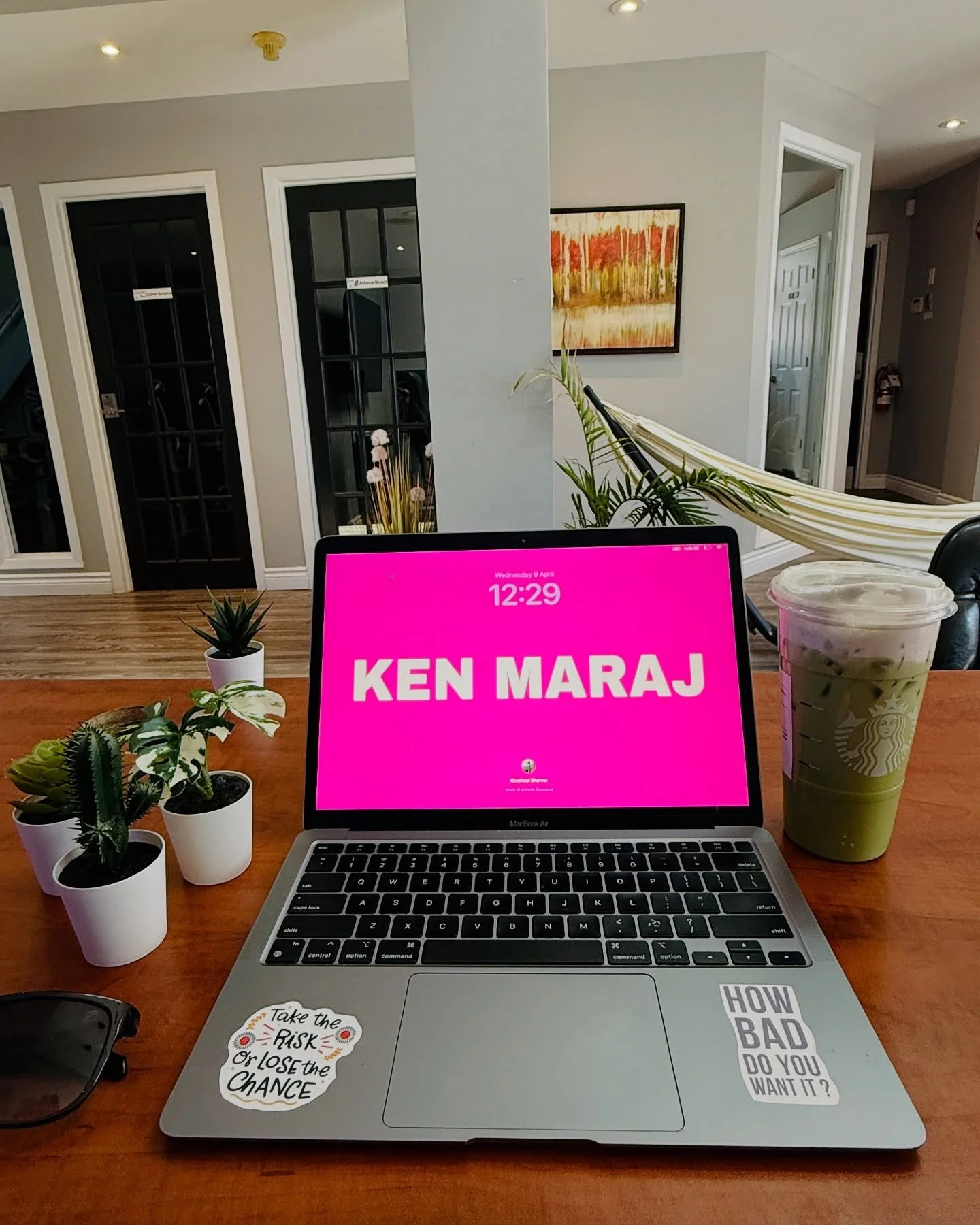 Nothing like starting the day as your stereotypical marketing lad 💻🍵
Matcha latte? Check. Laptop with motivational stickers? Check. Surrounded by plants and vibing in a co-working space? You already know. But behind the aesthetic is real strategy, 