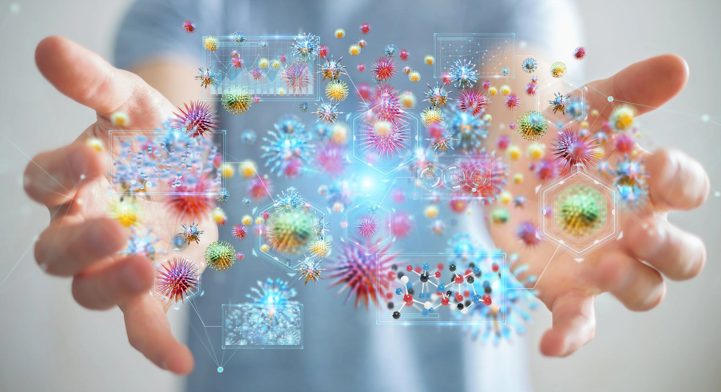 Hände, die virtuelle Darstellungen von Viren, Molekülen und Datenvisualisierungen generieren, symbolisieren Biotechnologie und Mikrobiologie.