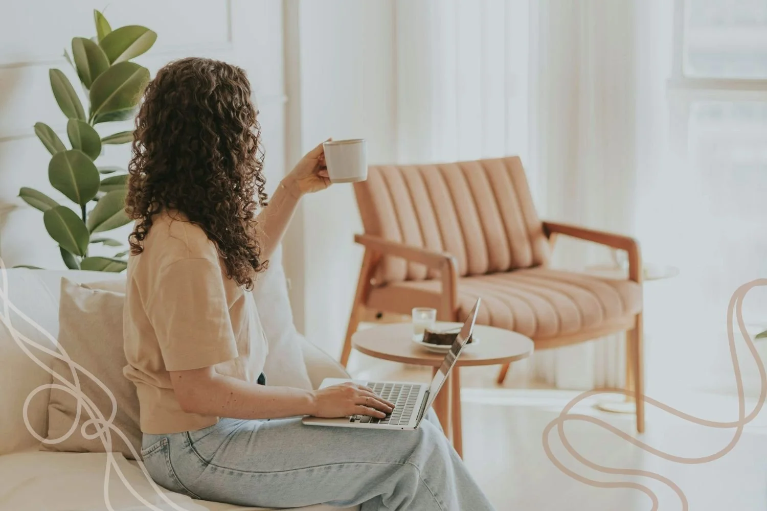 Kvinna sitter i soffa med laptop och håller upp en kaffekopp – en bild av hållbart och lugnt företagande i sin egen takt.