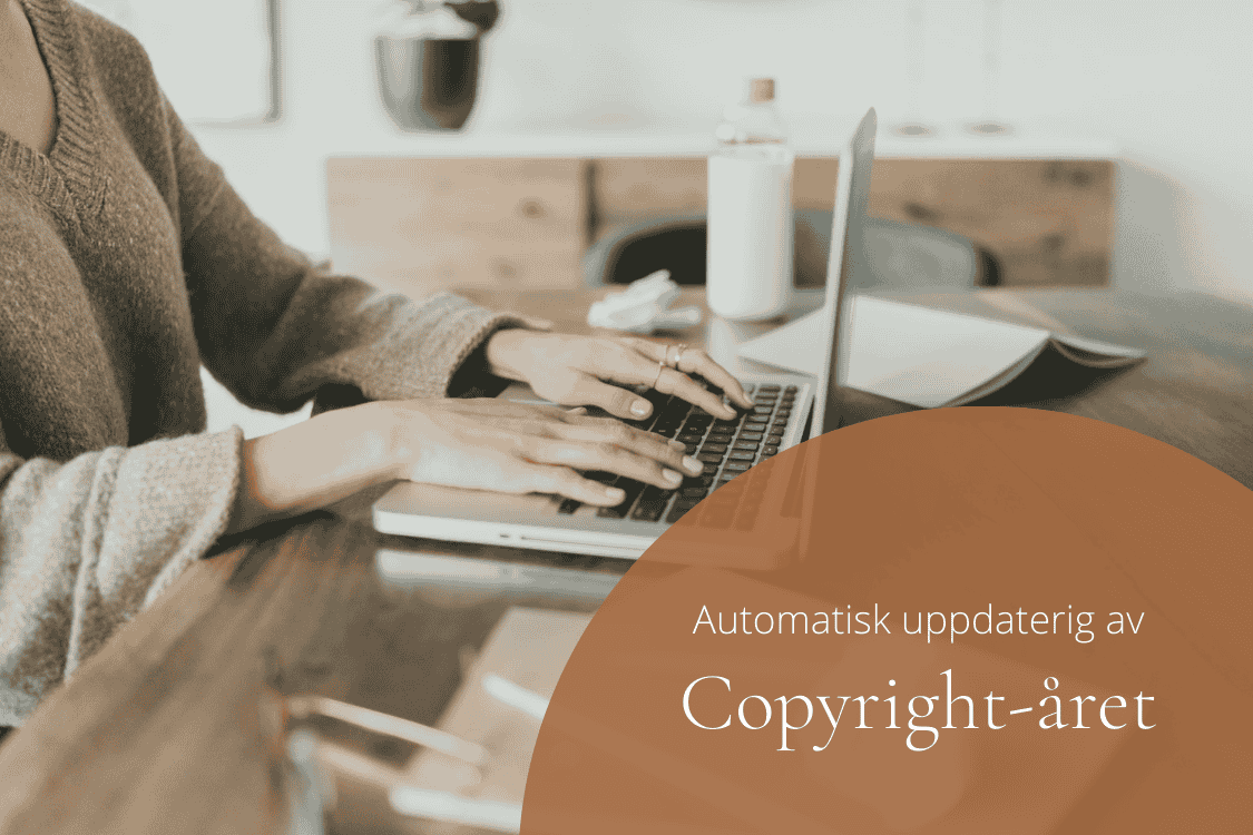 Kvinna skriver på dator. Ändrar copyright-texten för nytt år. Therese Dahlgren, Squarespace webbdesigner.