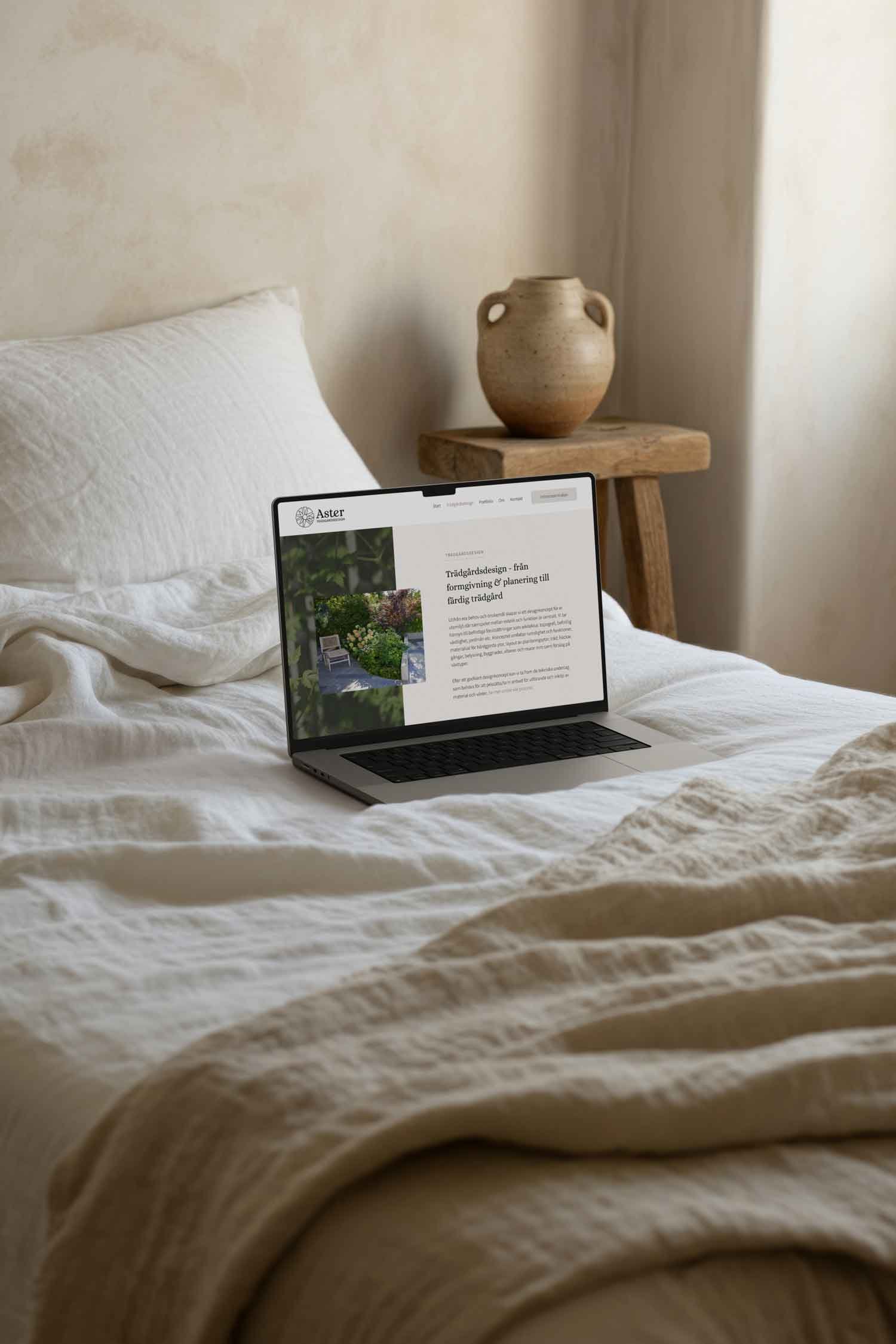 Aster Trädgårdsdesign, webbplats. Laptop på säng med böljande tyg.  Squarespace webbdesign. Therese Dahlgren