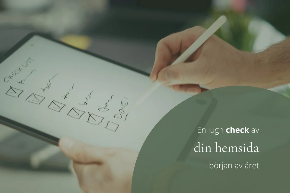 Man som checkar av en lista, illustration till inlägg om att se över hemsidan i början av året.