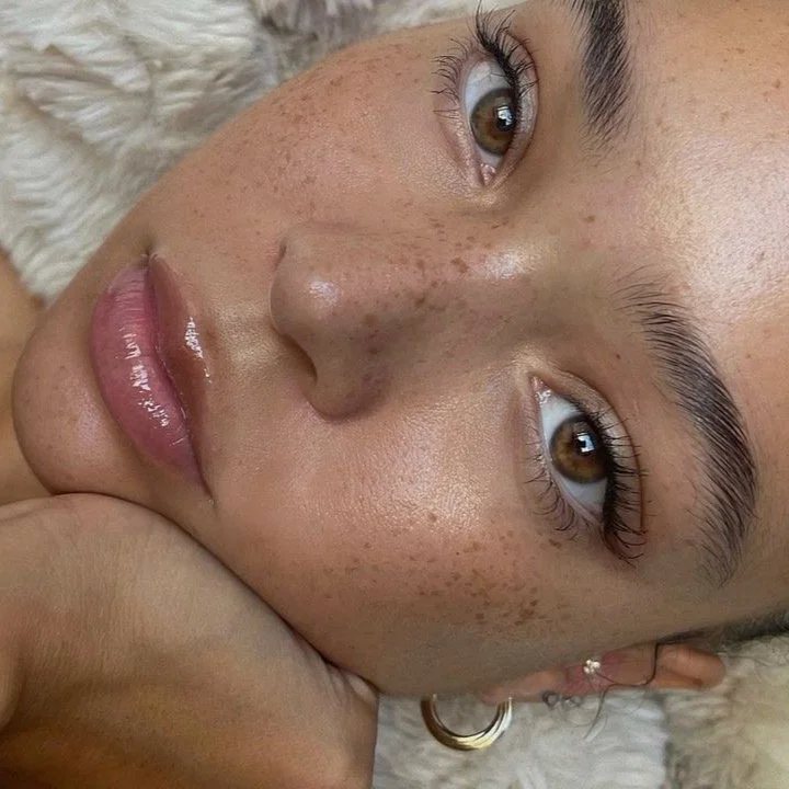 IN THE HUSH HOUSE: As the warmth returns, we are embracing the art of effortless beauty. Think luminous skin, softly defined features, and brows that frame the face with quiet confidence.
Our go-to-tool? @tweezerman_au tweezers - the timeless essenti