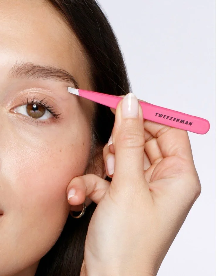 IN THE HUSH HOUSE: With straight, barely-there brows taking over 2026, @tweezerman&rsquo;s award winning slant tweezers are the perfect tool to achieve this viral look! 
#HUSH #eyebrowtrend #straightbrows