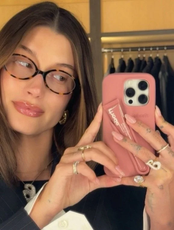 IN THE HUSH HOUSE: Love this look on IT girl @haileybieber ? 

Recreate with @OscarWylee&rsquo;s Gigi frames in Autumn Petal 🖤

#OscarWylee #HUSH #HaileyBieber