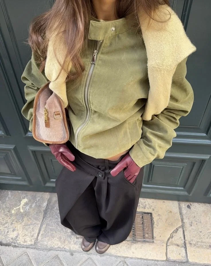 HUSH LOVES: Soft tailoring meets muted moss tones 🍃

Suede textures, slouchy silhouettes and that perfectly undone layering moment - effortless, elevated, and quietly cool. the kind of palette that does all the talking without trying.

#HUSH #Transe