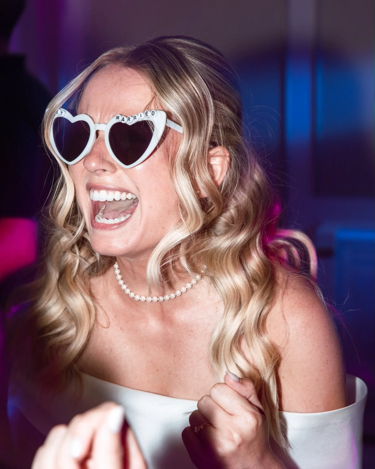 Soir&eacute;e festive au mariage de Marie &amp; Amal 🥳

Un dance floor bien anim&eacute; avec @ambiancvous au @lemanoirdesroches en juin dernier !

Mari&eacute;s @m_arieigl @amalouuu_ 
Robe @verawangbride 
Costume @tailortrucks 
Chaussures @aldo_sho