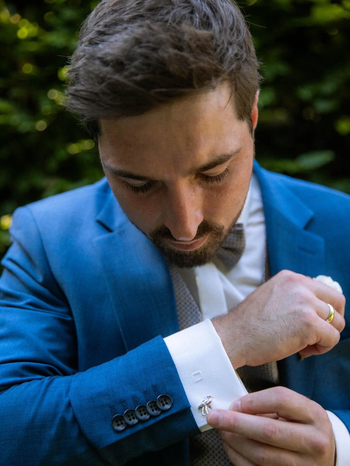 Anselm, Cologne, 2023.

Porter des boutons de manchettes en forme de cigogne, la petite touche originale du costume trois pi&egrave;ces d&rsquo;Anselm !

Pour l&rsquo;anecdote, &laquo;&nbsp;Storch&nbsp;&raquo; signifie &laquo;&nbsp;cigogne&nbsp;&raqu