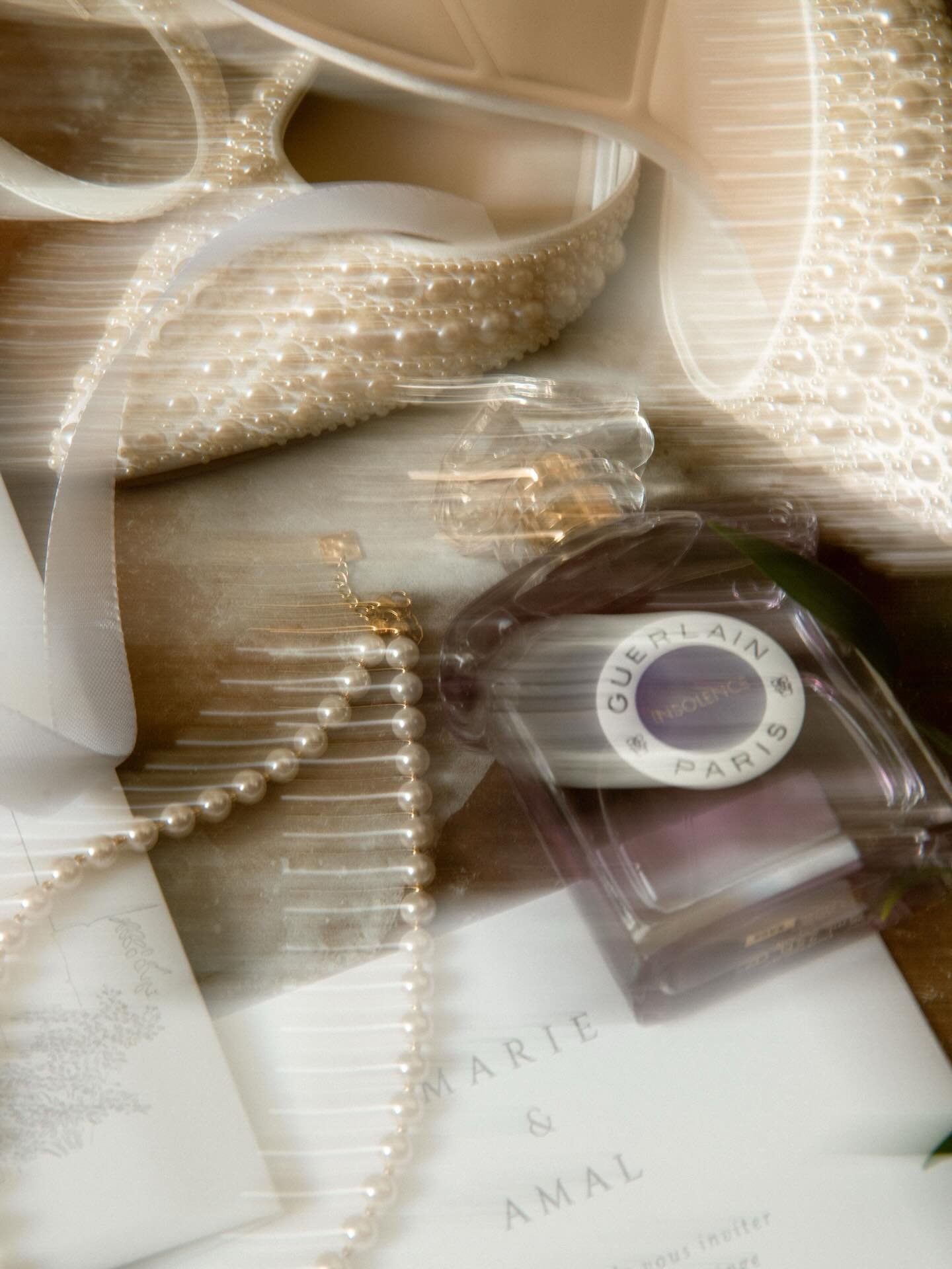 Marie &amp; Amal, 2025.

Les d&eacute;tails sont trop importants en mariage 🤭
Voici un petit exemple de flatlay que j&rsquo;ai pu photographier pour l&rsquo;union de Marie et Amal en juin dernier. L&rsquo;occasion de cr&eacute;er quelques images cr&