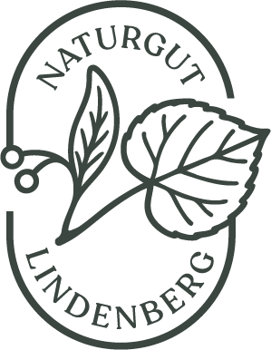 Das Bild zeigt ein Logo mit den Worten 'Naturgut Lindenberg' umgeben von Abbildungen von Blättern.