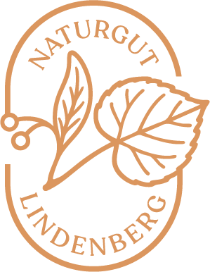 Logo mit den Worten 'Naturgut Lindenberg' und drei stilisierten Blättern in brauner Linie.