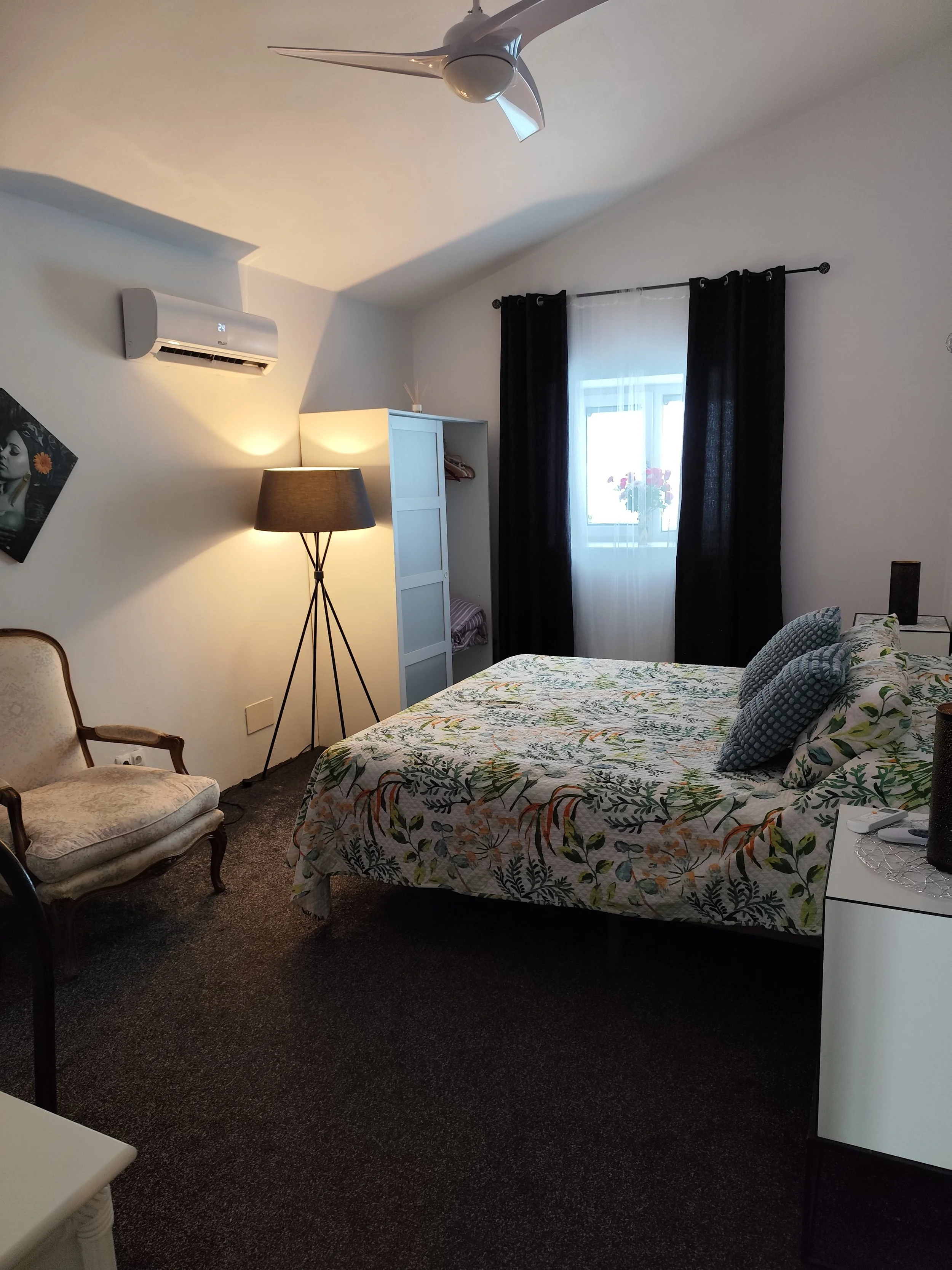 In its natural state, the double room reflects pure holiday ease light, airy, and relaxed, perfect for unwinding in comfort. Yet when the bride steps in, the atmosphere transforms. Suddenly, the space becomes a stage for elegance and excitement, fill