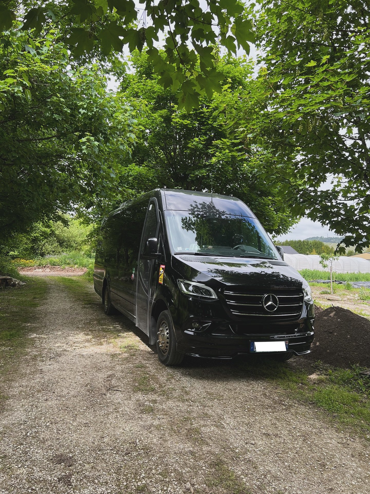 Confort, espace et &eacute;l&eacute;gance. Notre Sprinter VIP est pr&ecirc;t &agrave; vous offrir une exp&eacute;rience de transport haut de gamme, o&ugrave; que vous alliez. ✨🖤

#MercedesSprinter #VTCParis #TransportDeLuxe #ChauffeurPriv&eacute; #E