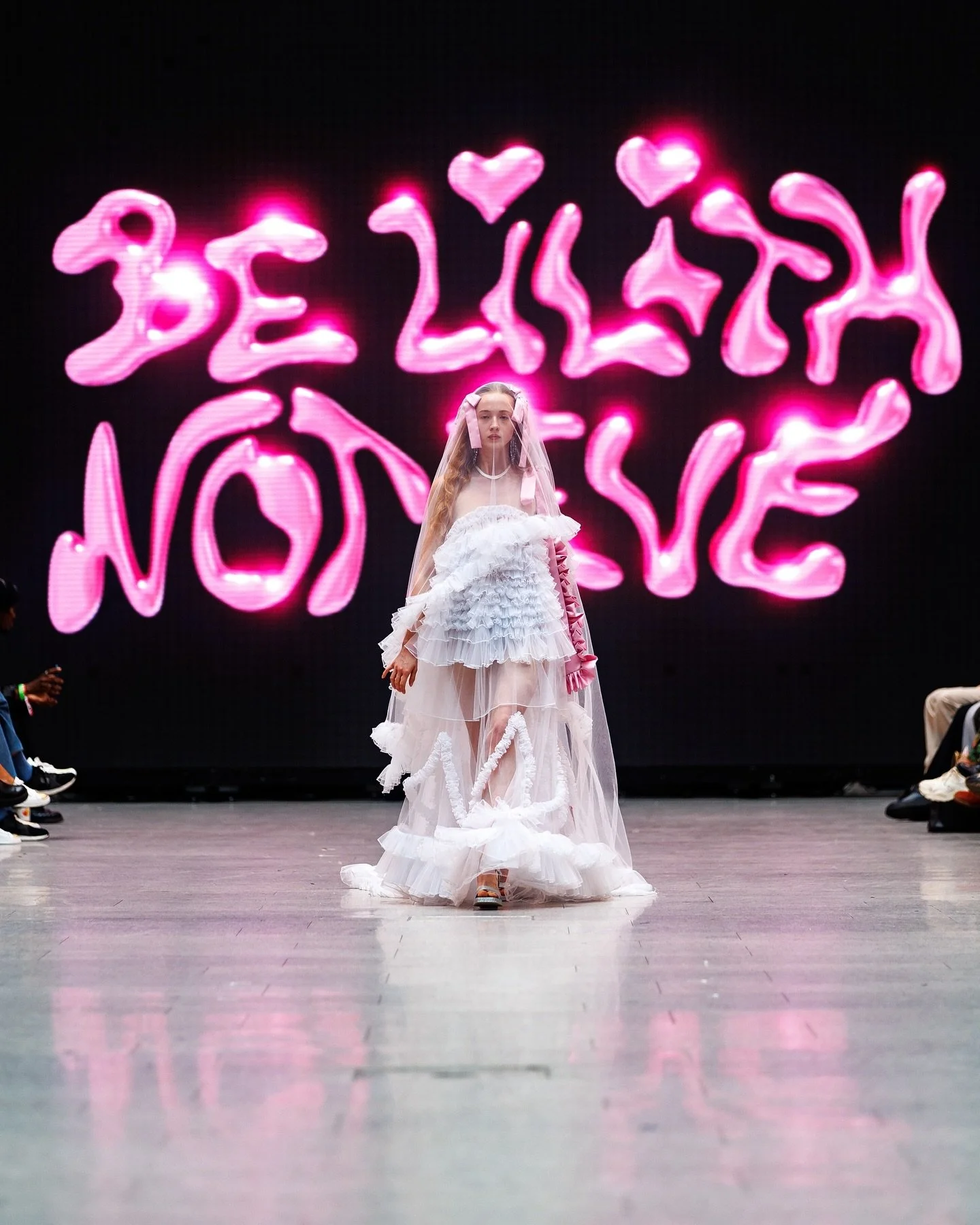 Grateful for these stunning runway photos by the talented Gerome Defrance @defrance.images 
Thank you for perfectly capturing these moments!

A huge shoutout to @neofashion.de and @berlinfashionwe for making this all possible 💖🫶🏻💓
 
Beautiful Mod